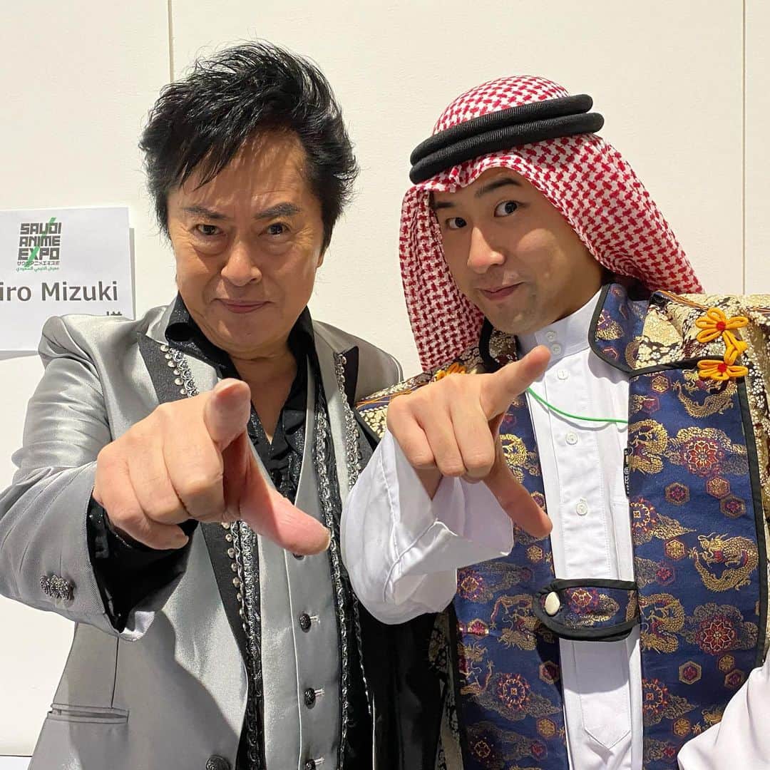 水木一郎さんのインスタグラム写真 - (水木一郎Instagram)「中東一有名な日本人。 鷹鳥屋明さんとパチリ。 ほんと街を歩いているだけでみんな挨拶してくるのにはビックリです。 初めてのサウジアラビア。今回はいろいろお世話になっています。 #saudianimeexpo #鷹鳥屋明  #水木一郎」11月15日 6時57分 - ichiromizuki