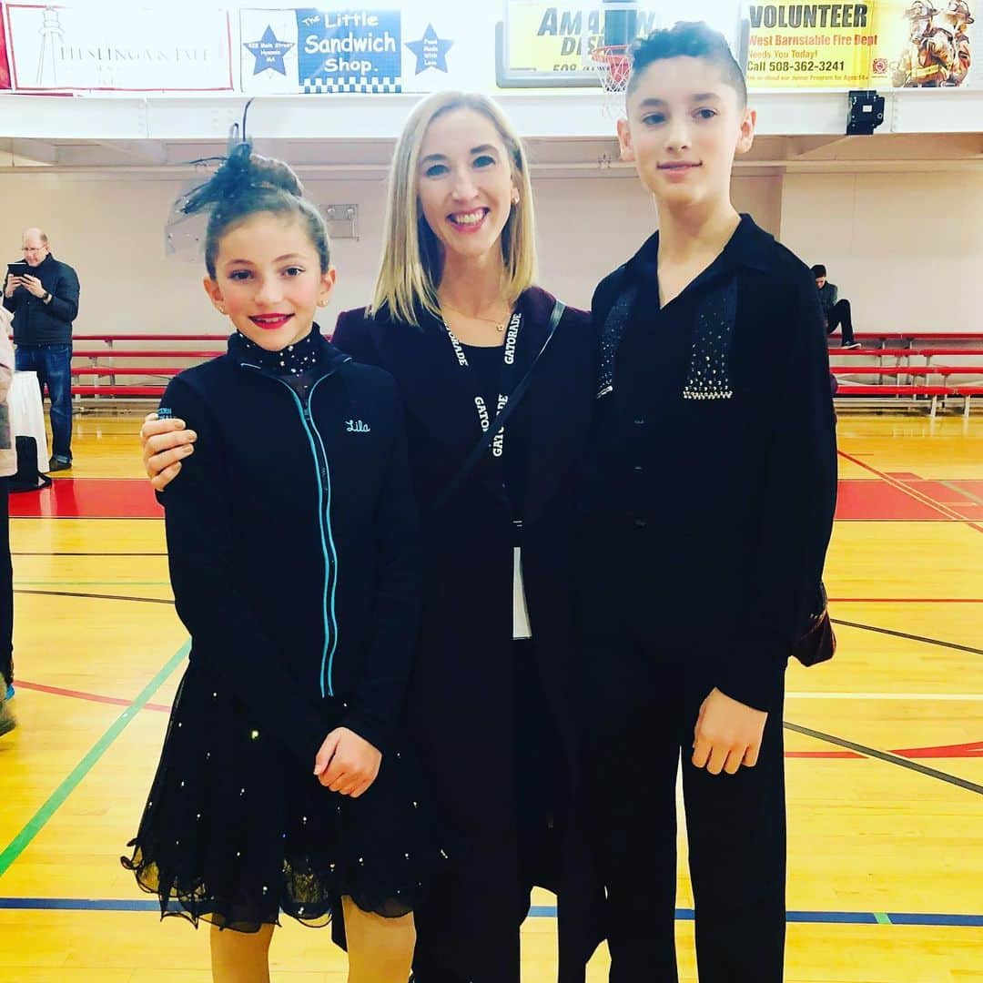 シネイド・ケアーのインスタグラム：「Congrats to this pair for a great #USFSA Ice Dance Final - 4th out of the top 18 juvenile dance teams in the US and a pewter medal 🥳 not too shabby🎉 😎Thanks also to Gary Irving, @johnkerrsk8er and @sergeonik for all the help💪🏻💪🏻💪🏻」