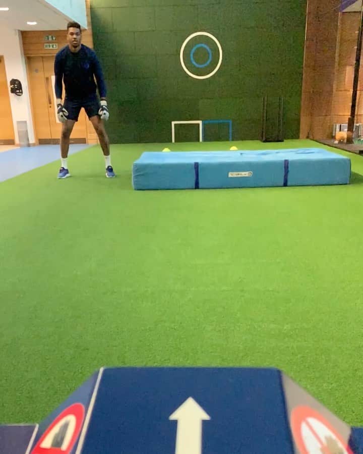ジャマル・ブラックマンのインスタグラム：「Legs coming back slowly🦵🏾」