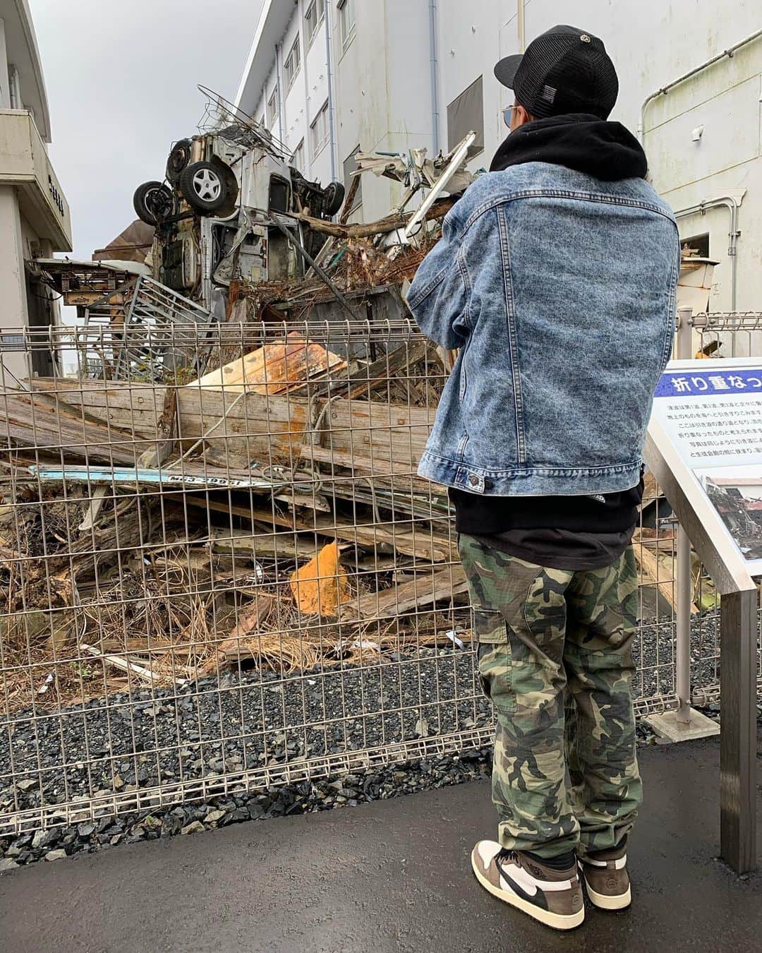 イルマニアさんのインスタグラム写真 - (イルマニアInstagram)「2011.3.11 東日本大震災からもうすぐ9年… ・ ・ 仙台に行ったのでその次の日に気仙沼の津波の被害にあった学校が今資料館の様になってるのを知ったので行ってきました🙏 ・ ・ 広島の原爆ドーム同様、日本人なら一度訪れた方がいいなって思う場所だと思ったよ。 あえて被害にあったものをそのままにして当時の壮絶な状況を目の前で痛感した。 津波の高さ、海から陸から全てを奪った津波。 被災した方々のビデオを見た時は涙が止まらなかったです😢 家族で逃げてて氾濫した川に飲み込まれて2人だけ無事助かった話とかきつかったなぁ… ・ ・ ちょうどこの日は月曜日だったんだけど11/11だったので毎月11日は必ず営業していてしかも、実際被害に遭われながらも生き延びれた方々の生々しい話をお茶しながらゆっくり会話をして聴く事ができてすごく貴重な体験になった。 ・ その後、気仙沼市街地に行ったら新しい街？かの様にさら地だらけだったよ…色んなところが建設中… もう9年だよ？まだまだ元には戻らなそうだった… ・ 俺もそうだけど今当たり前にあるこの環境が幸せすぎるってことをきっと被災した方々はみんな思ってると思う。 いつ次自分がその立場になるかわからないから俺はこれからも周りの人間を大事にして今の環境を大事にして生きていこうと思いました🙏 ・ ・ r.i.p 被災し亡くなった全ての人へ #イルマニア#mcma#東日本大震災#気仙沼#地震#津波#伝承館 #prayforjapan」11月15日 7時10分 - mcma0821