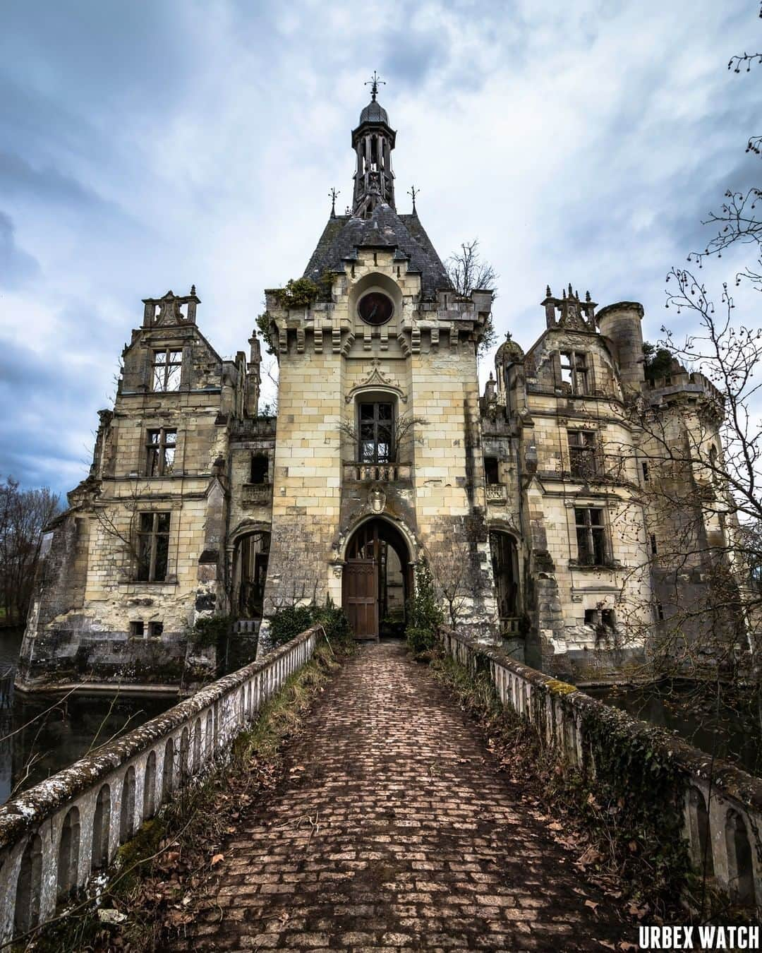 Abandoned Placesさんのインスタグラム写真 - (Abandoned PlacesInstagram)「An old castle decaying away in France. Photography by @urbex_watch」11月15日 7時25分 - itsabandoned