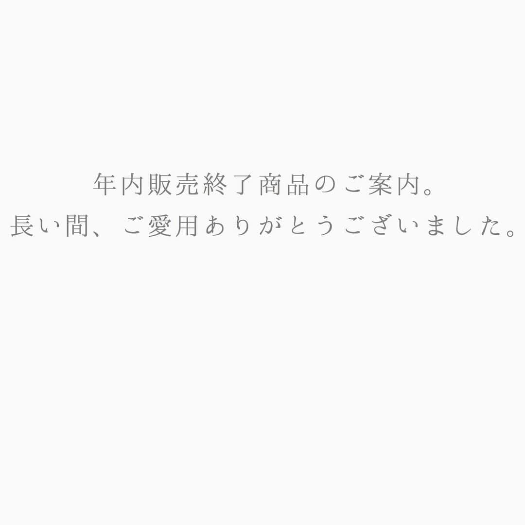 濱田マサルさんのインスタグラム写真 - (濱田マサルInstagram)「発売以来、沢山の皆様にご愛用頂きました【エトワールトンテシオン】【マキスマイル】こちらの2商品は本年度をもちまして販売を終了致します。  長い間、皆様のポーチに入れて下さりありがとうございました🙏🏻 （色違い含め全ての発売が終了となります。） 尚、マキスマイルに変わるアイテムは、来年春以降の発売に向け準備しております。どうぞ宜しくお願い申し上げます。 【エトワールトンテシオン】【マキスマイル】年内は販売しております😊 （マキスマイル・ピンクピンクは天神店・日曜日。他店舗・土曜日に若干数再入荷致します。）」11月15日 7時18分 - hamadamasaru