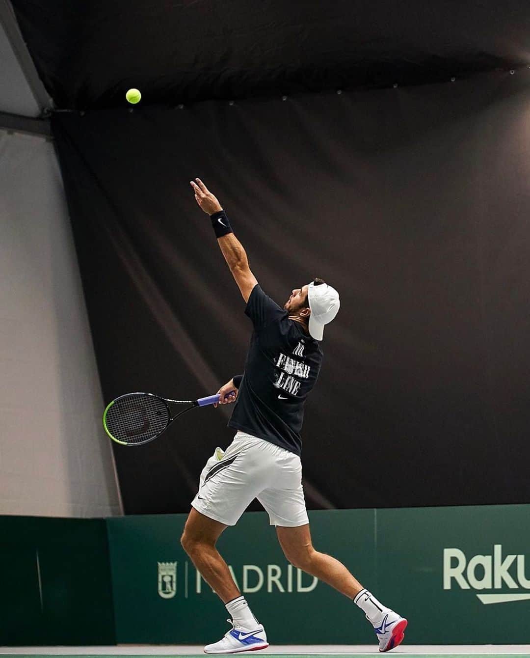 カレン・ハチャノフのインスタグラム：「Training session 🎾 Madrid🇪🇸👍🏻 // Тренировки в Мадриде! #DavisCupFinals」
