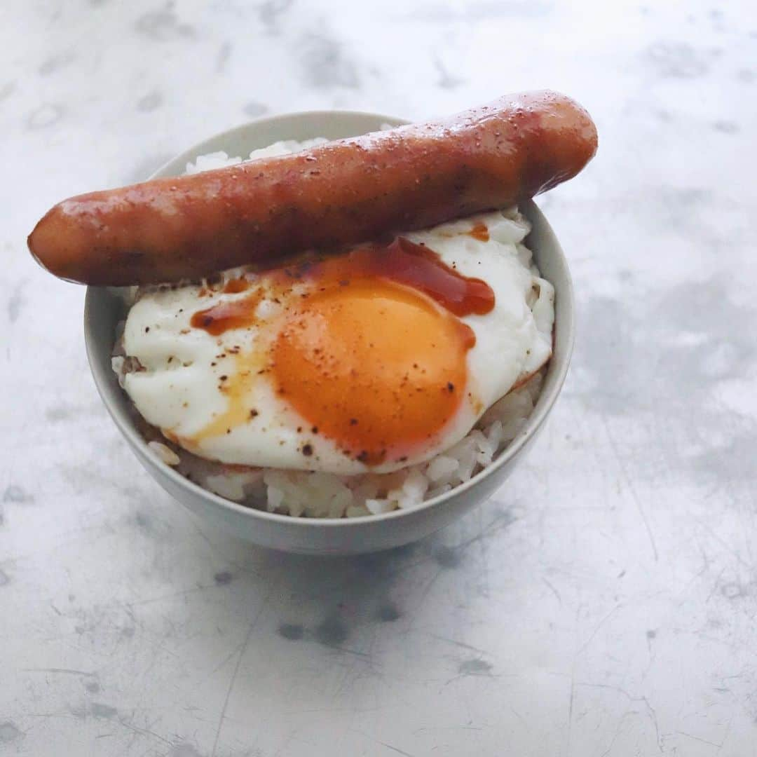 樋口正樹さんのインスタグラム写真 - (樋口正樹Instagram)「Today's breakfast🍳 . 朝ご飯に目玉焼き ＆ソーセージのせ。 今朝は胡椒と醤油。 . . #朝ごはん #ズボラ飯 #目玉焼き #ソーセージ #breakfast #🍳」11月15日 7時28分 - higuccini