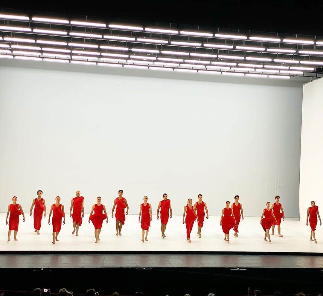 のインスタグラム：「The magnificent Ballet de L’Opéra de Lyon performing Scenario by Merce Cunningham, costumes, lighting and set by Rei Kawakubo at the Théâtre du Châtelet.  created in 1998」