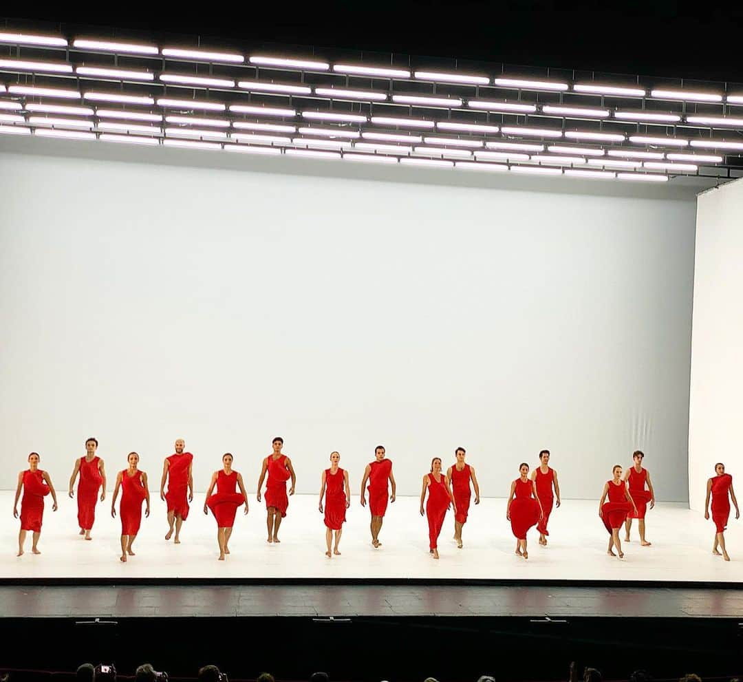 コム・デ・ギャルソンさんのインスタグラム写真 - (コム・デ・ギャルソンInstagram)「The magnificent Ballet de L’Opéra de Lyon performing Scenario by Merce Cunningham, costumes, lighting and set by Rei Kawakubo at the Théâtre du Châtelet.  created in 1998」11月15日 7時30分 - commedesgarcons