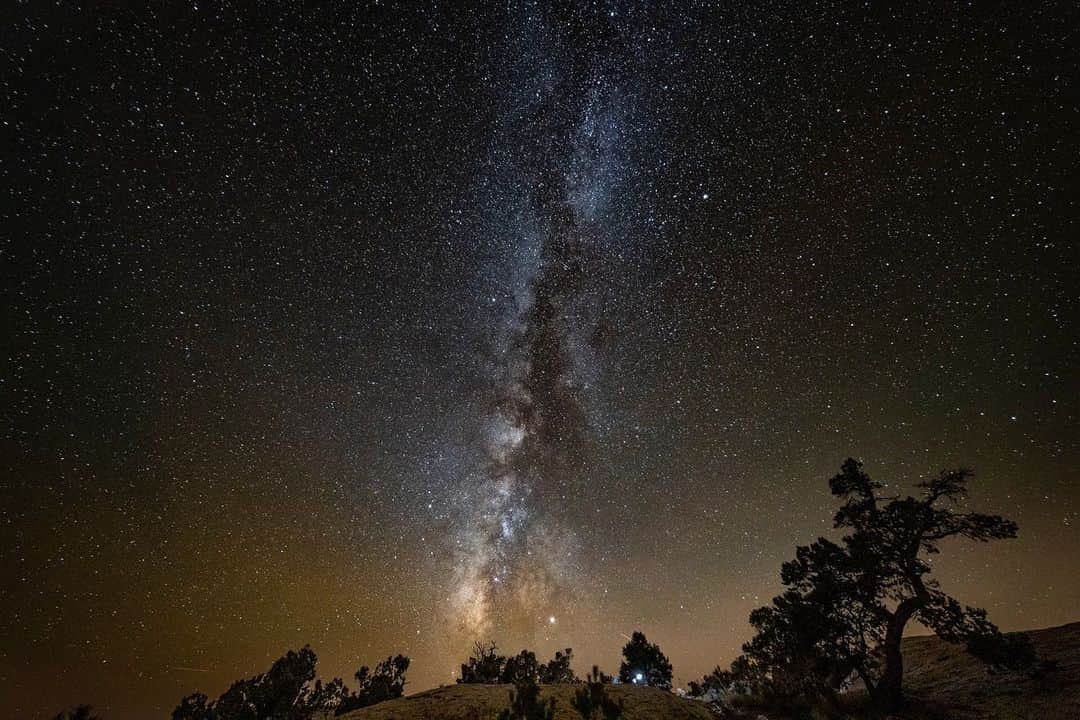 のインスタグラム：「Photos by Stephen Alvarez @salvarezphoto | My first trip to Cedar Mesa was over 30 years ago. It was January, and I made the long drive to Utah from Tennessee, spending a frigid week in Grand Gulch, where I marveled at the canyon, the archaeology, and the artwork. Thirty years later this place has still captured my heart and imagination. It’s a privilege to be back here working on an @insidenatgeo grant about ancient artwork contained in eight western national monuments that have been studied for reduction by the Department of the Interior. Perhaps the greatest privilege is working with representatives of @protectbearsears in their ancestral home. For more images from this and other projects follow me @salvarezphoto and my nonprofit @ancientartarchive as we preserve humanity’s oldest stories.」