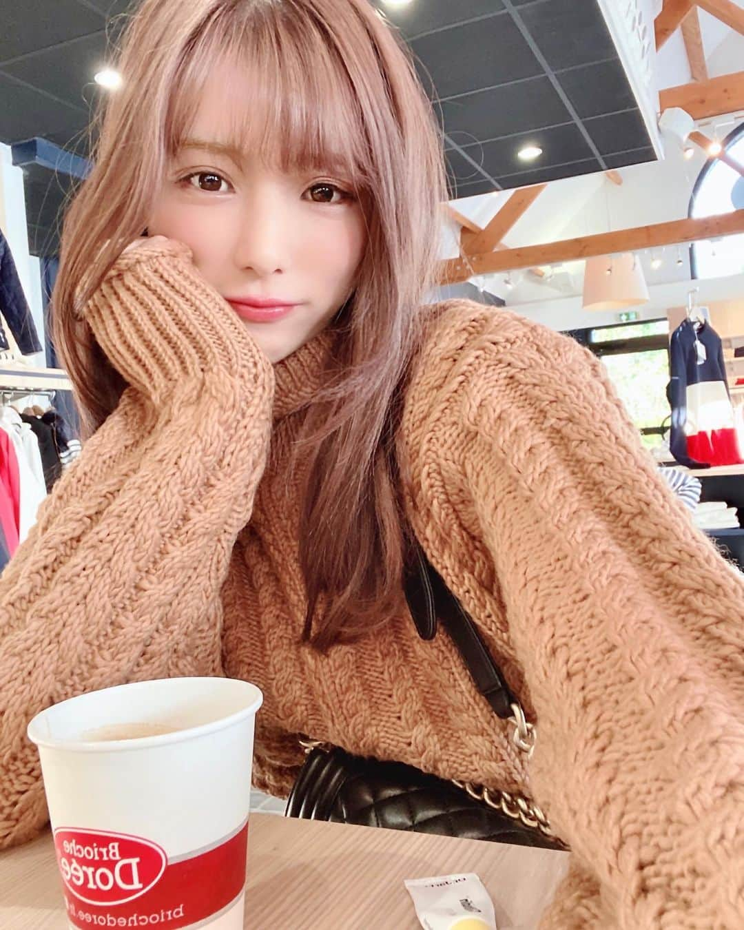 夏本あさみさんのインスタグラム写真 - (夏本あさみInstagram)「Paris is very cold！ Hot coffee and tea are friends😘☕️ This is night.  sweet dream. * * 茶色のニットかわいい^ - ^ 日本は朝かな？すてきな1日を！ * * #paris #goodmorning #sweetdreams #パリ旅行 #🇫🇷 #おやすみ」11月15日 7時40分 - natsumotoasami