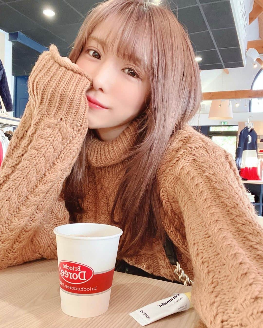 夏本あさみさんのインスタグラム写真 - (夏本あさみInstagram)「Paris is very cold！ Hot coffee and tea are friends😘☕️ This is night.  sweet dream. * * 茶色のニットかわいい^ - ^ 日本は朝かな？すてきな1日を！ * * #paris #goodmorning #sweetdreams #パリ旅行 #🇫🇷 #おやすみ」11月15日 7時40分 - natsumotoasami