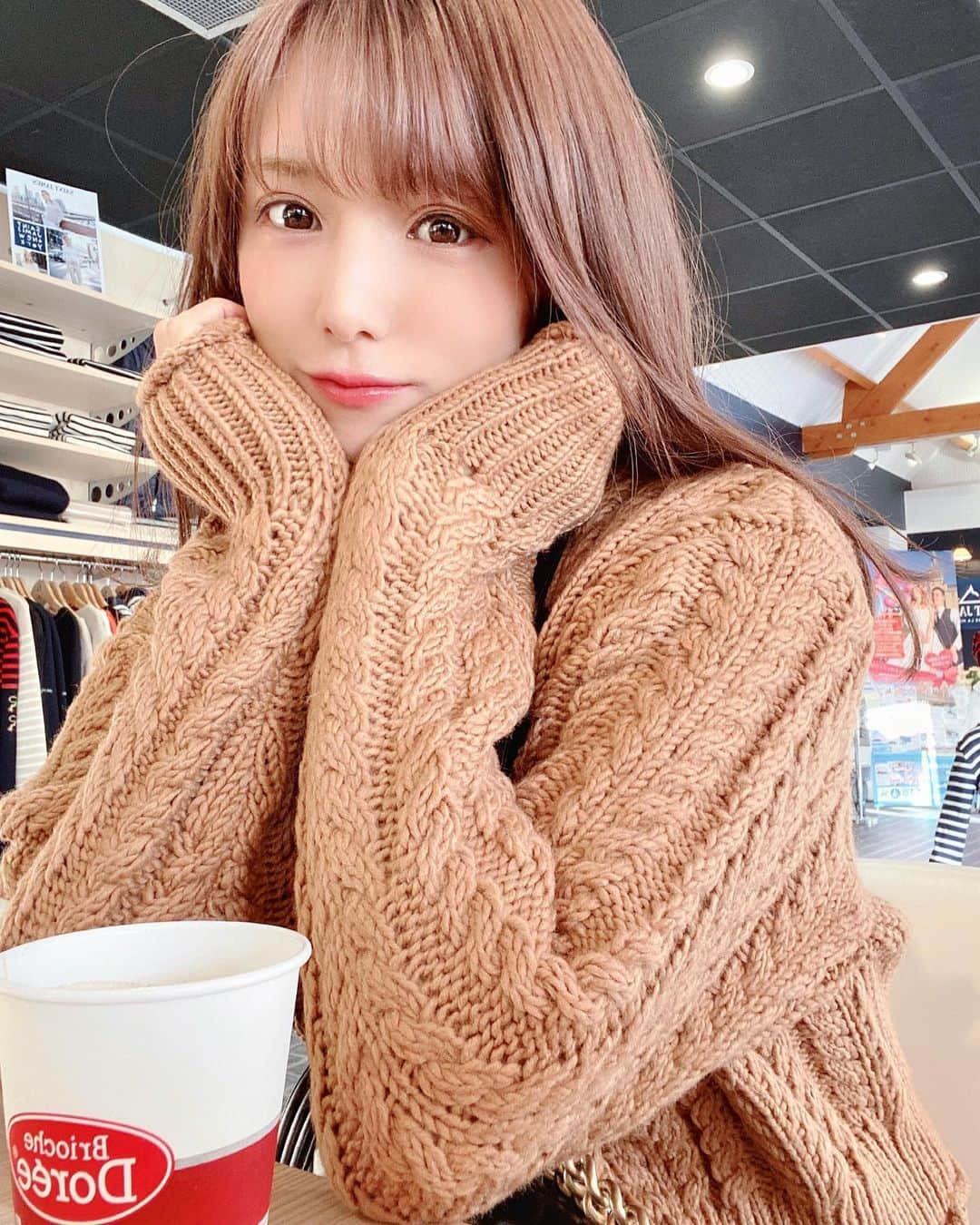 夏本あさみさんのインスタグラム写真 - (夏本あさみInstagram)「Paris is very cold！ Hot coffee and tea are friends😘☕️ This is night.  sweet dream. * * 茶色のニットかわいい^ - ^ 日本は朝かな？すてきな1日を！ * * #paris #goodmorning #sweetdreams #パリ旅行 #🇫🇷 #おやすみ」11月15日 7時40分 - natsumotoasami