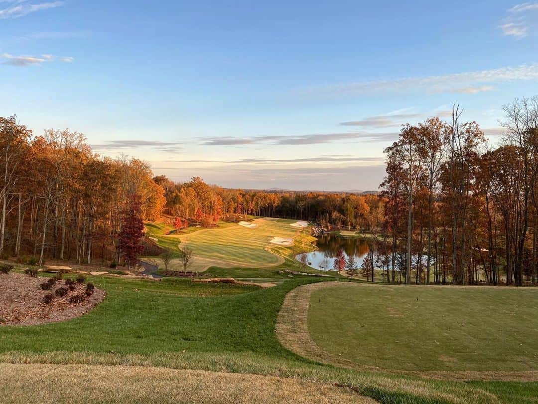 ジャスティン・トーマスのインスタグラム：「I can get used to November golf around this place 👌🏽 @thetroubadourclub」