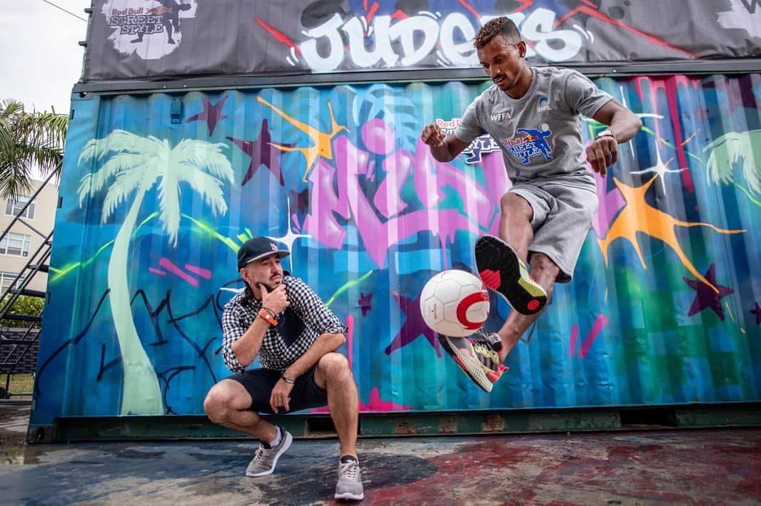 ナニさんのインスタグラム写真 - (ナニInstagram)「Hey guys! I’m in Miami for Red Bull Street Style, the freestyle soccer world championship. Check it out live on Red Bull TV on Friday 8pm local time! ⚽🔝💥 #redbullstreetstyle #allyouneedisaball #challenge #freestyle #fun #miami」11月15日 7時59分 - luisnani