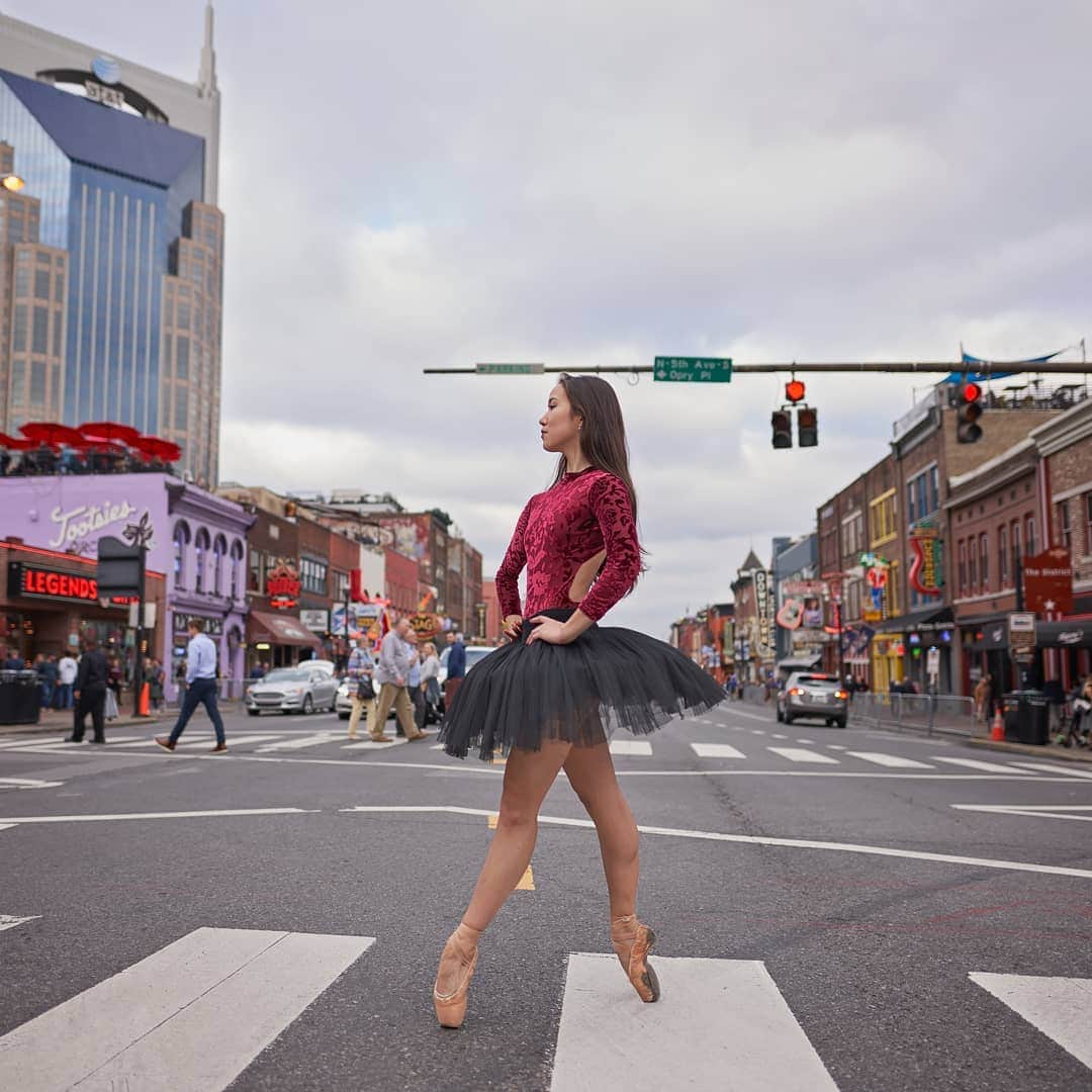 Lily Saito (齊藤莉理)のインスタグラム：「Causally walking the streets of Broadway in my favorite @xiaoxiaodesigns leotard!! Use my code Lily_Nash for 25% off your order!!! Treat yoself to a nice leotard on a discount this holiday season ❣ We all deserve it 😉🙌🏼 |📸 @nashvillephotographer |」