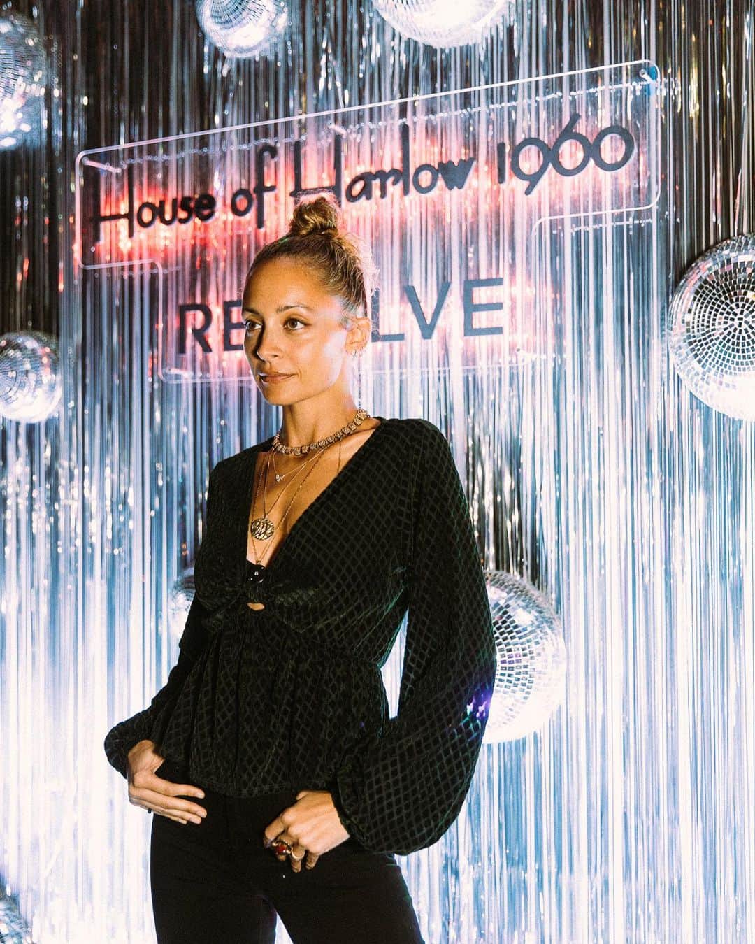 ニコール・リッチーのインスタグラム：「Last night, I threw a @houseofharlow1960 x @revolve karaoke party. There was even a surprise performance by a superstar.. and her name is Nikki Fre$h.」