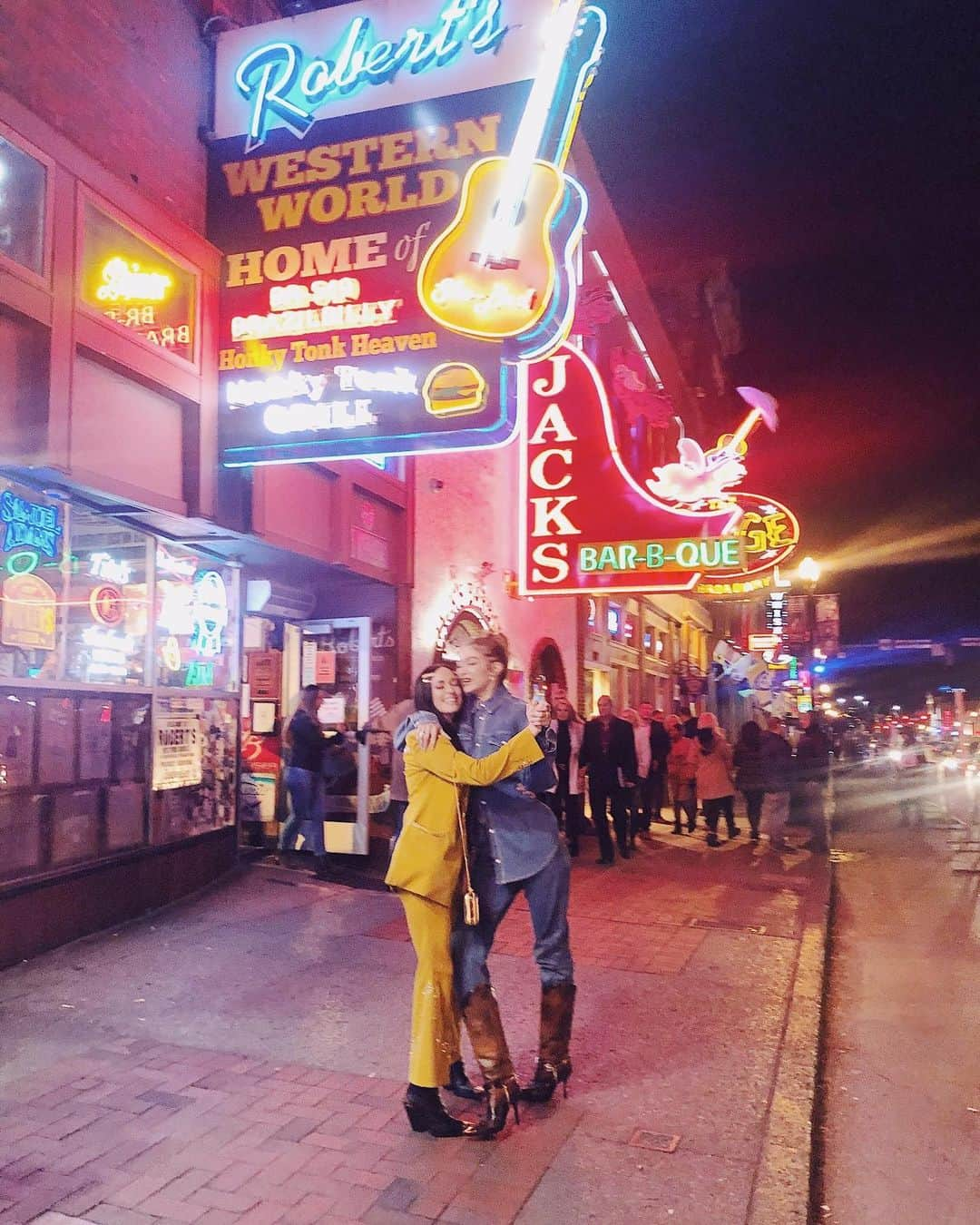 ジジ・ハディッドさんのインスタグラム写真 - (ジジ・ハディッドInstagram)「I ❤️ Nashville and you @spaceykacey 🌙 (learned to two-step. V proud. Ate fried pickles. Attempted the guitar. Spent the rest of the night on the bongos. Was a good one:))」11月15日 8時07分 - gigihadid