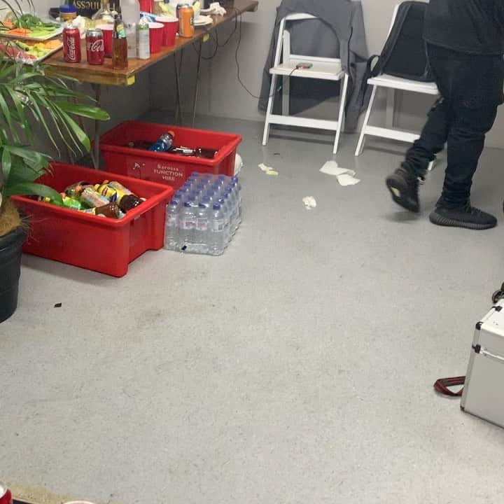 トニー・イエイヨーのインスタグラム：「#Melbourne #backstage #australia #lecheminduroi #bransoncognac #gunit #passportgang @litedabarber @unclemurda 🌎🌎🌎」