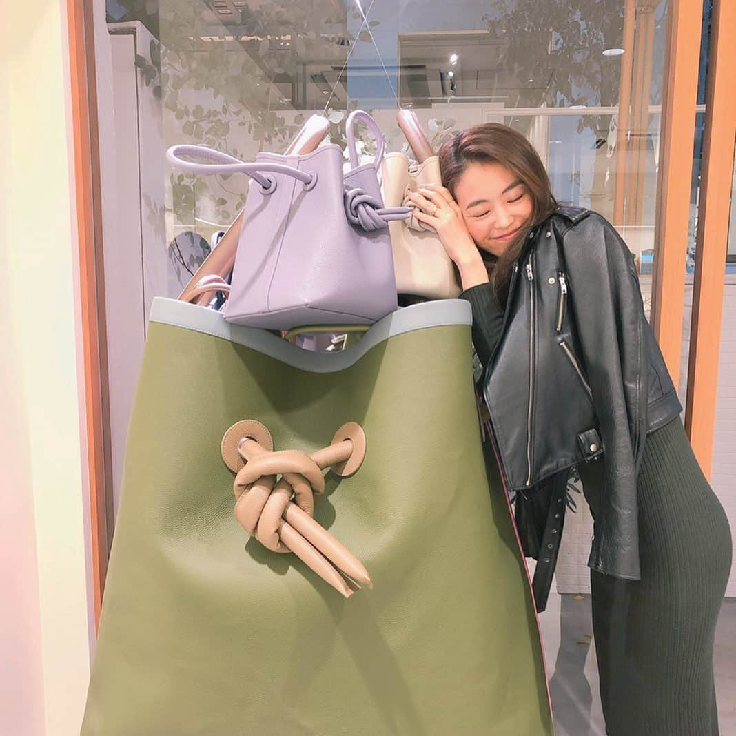 葛岡碧さんのインスタグラム写真 - (葛岡碧Instagram)「VASIC 2020ss 👜✨ ・  どれも可愛かった😍🎶 ・  @vasic_japan  @vasic_newyork  #vasic  #葛岡碧 #midorikuzuoka」11月15日 8時20分 - midori_kuzuoka