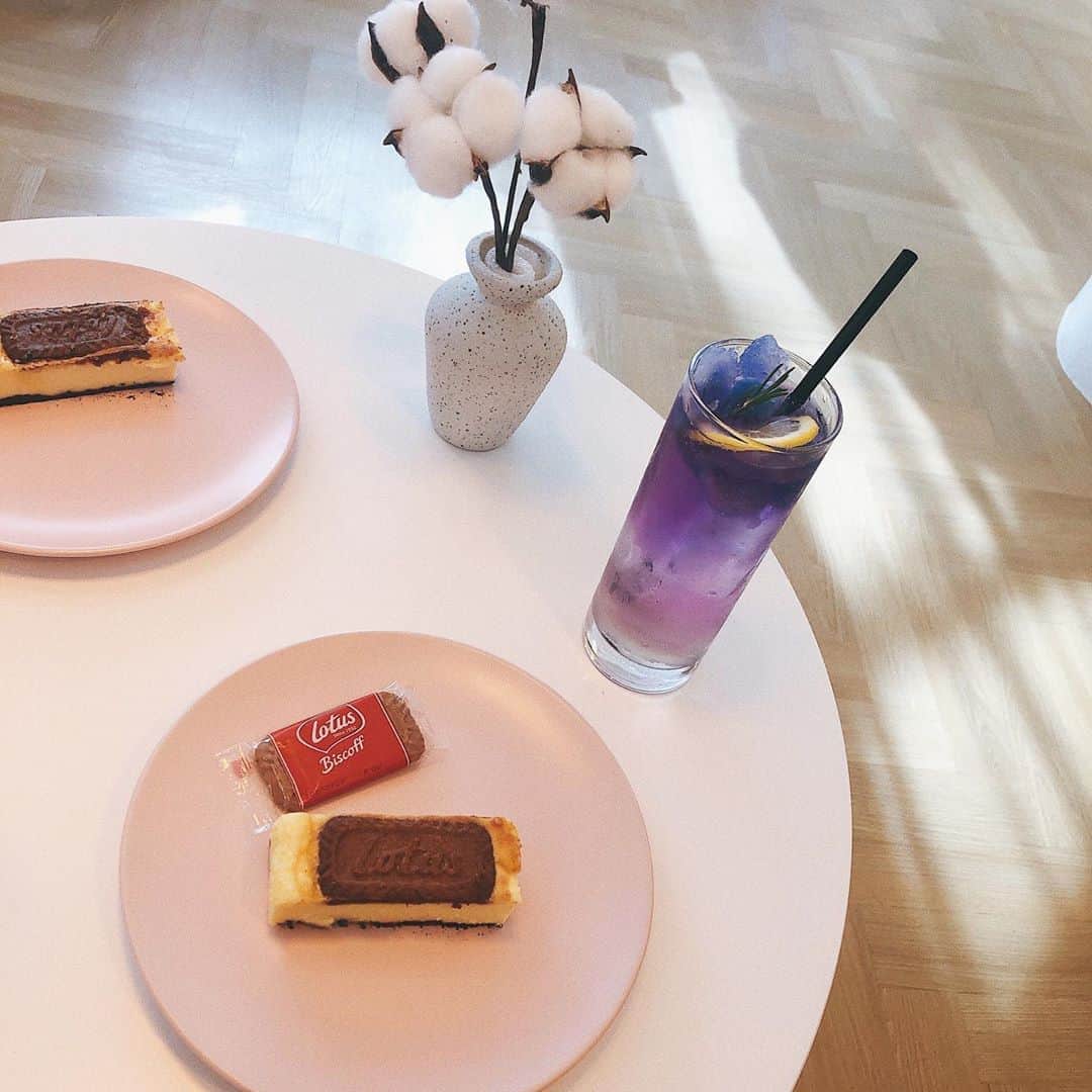 藤川沙弥のインスタグラム：「마음에 드는 카페𓂃𓋪 𐃱 𓂃𓋪﻿ ﻿ 🍹は青い氷にレモネードを入れると﻿ パープルに色が変わる不思議💜﻿ cakeも可愛くて美味しかった🧀🍪﻿ ﻿ ﻿ ﻿」