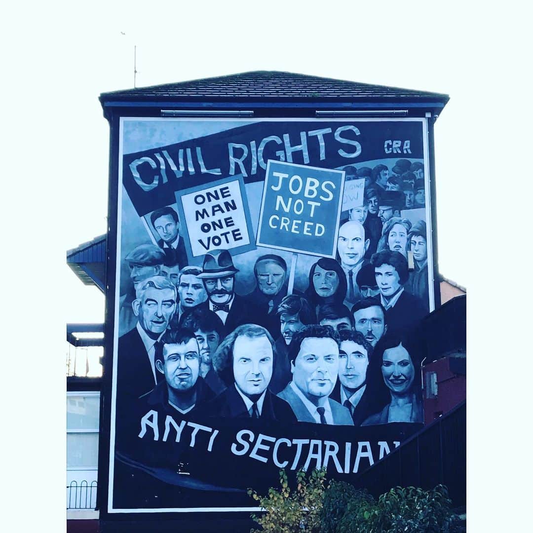 相内優香さんのインスタグラム写真 - (相内優香Instagram)「Brexitで揺れるイギリス。 イギリス領北アイルランド第二の都市「ロンドンデリー」のキリスト教カトリック地区では街の至るところにイギリスとの分離独立、アイルランドの帰属と自由を求めて英軍や警察、キリスト教プロテスタントの民兵組織と戦った市民やカトリック民兵組織の壁画が描かれています。 1960年代後半から30年以上続いた北アイルランド紛争です。犠牲者は3500人を超えました。  カトリックとプロテスタント。 北アイルランドの土地を巡る争い。  街を取材する中で、今なお、北アイルランド市民たちの間でその対立の火種は燻り続けているように思いました。  催涙ガスや若者たちが戦うこの壁画を見ると・・・なんだか香港の今と重なります。  #CIVILRIGHTSとは #FreeDerry #北アイルランド紛争」11月15日 8時29分 - yuuka_aiuchi