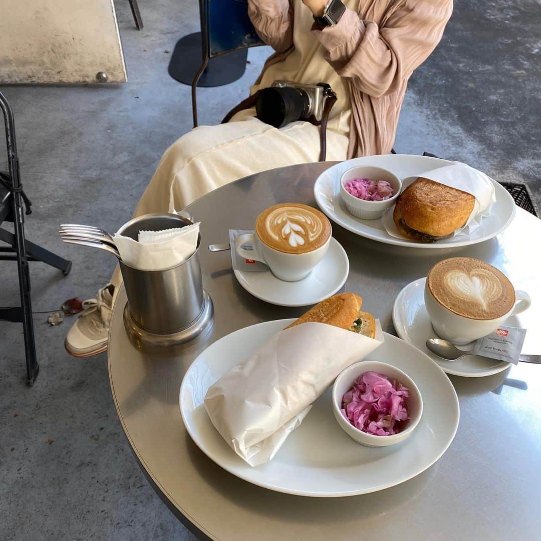長谷川あやさんのインスタグラム写真 - (長谷川あやInstagram)「🥐🥐🥐 #bakery #breakfastlover #パンとエスプレッソと #あや飯 ・ ・ ・ あさごぱーーーん🧒💭 ・ カプチーノの季節のパニーニ とっても美味しかった💛」11月15日 8時30分 - ayasuke_0516
