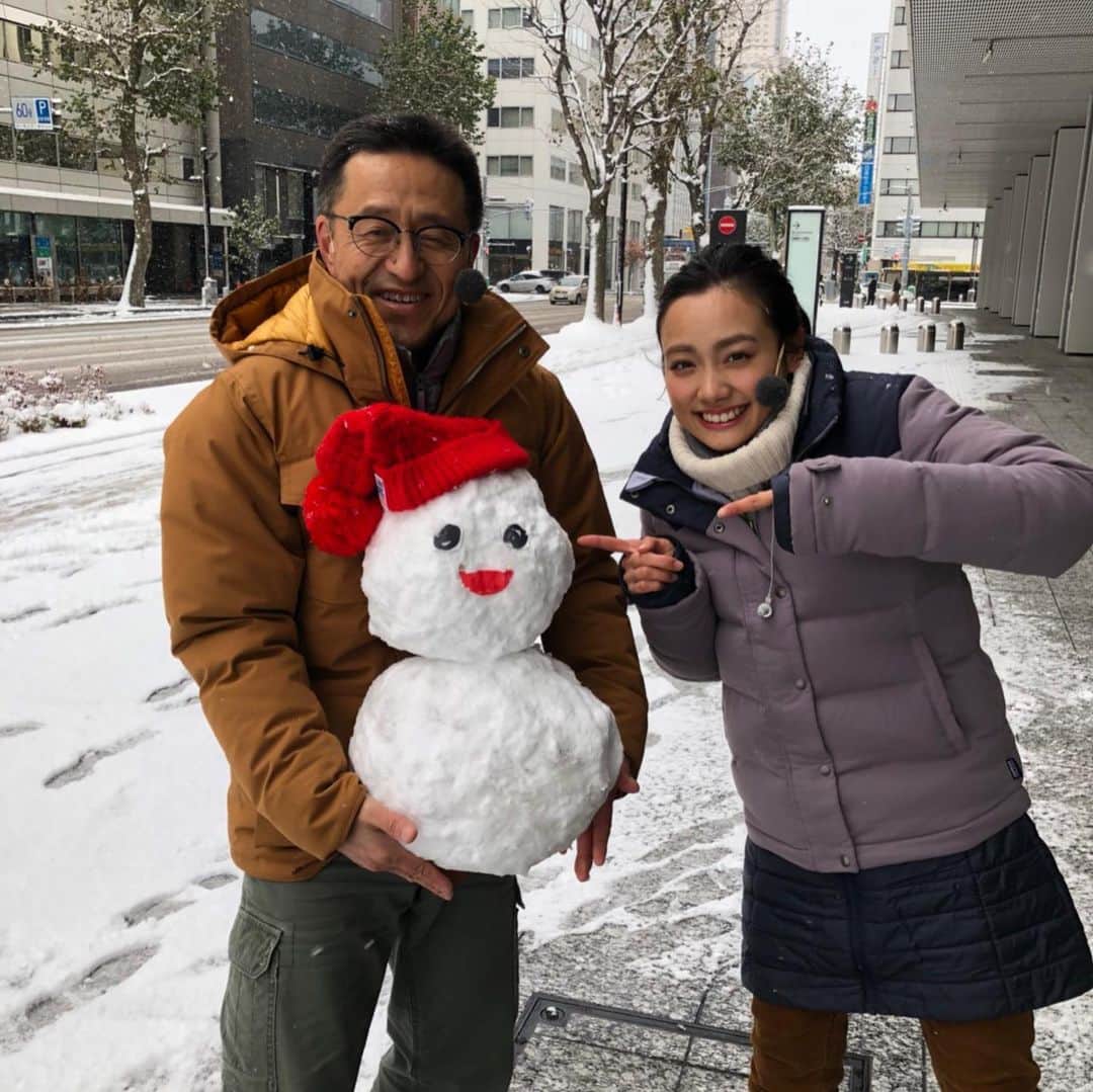 北海道テレビ「イチオシ！モーニング」さんのインスタグラム写真 - (北海道テレビ「イチオシ！モーニング」Instagram)「雪が降ると作りたくなっちゃいますよね〜 完成したのは #雪だるま⛄️ 寒い中でも 夢中になっちゃう #清水予報士 & #ルナ ちゃんでしたー」11月15日 8時32分 - htb_ichimoni