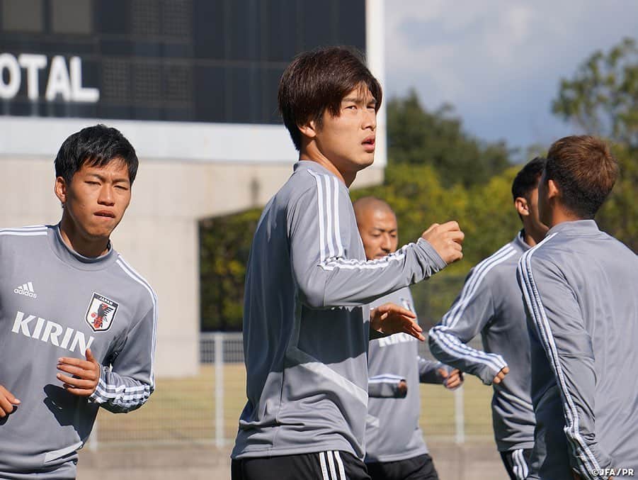 日本サッカー協会さんのインスタグラム写真 - (日本サッカー協会Instagram)「📸#U22日本代表 は11月14日（木）、広島市内でサンフレッチェ広島と練習試合(35分ハーフ)を戦いました。 ・ 練習試合に備え、ウォーミングアップをする選手たち。 ・ 🏆キリンチャレンジカップ2019 🇯🇵U-22日本代表 vs U-22コロンビア🇨🇴 📅11/17(日) 12:50KO/10:20開場 📍エディオンスタジアム広島 フジテレビ系列にて全国生中継（一部地域除く） 👉大会情報はJFA.jpへ ・ ℹ️多くのお客様の来場が見込まれるため、開場時間を「10:20(予定)」に変更しました。ご来場の際は、公共交通機関のご利用をお願いします。 ・ #jfa #daihyo #キリチャレの日」11月15日 8時44分 - japanfootballassociation