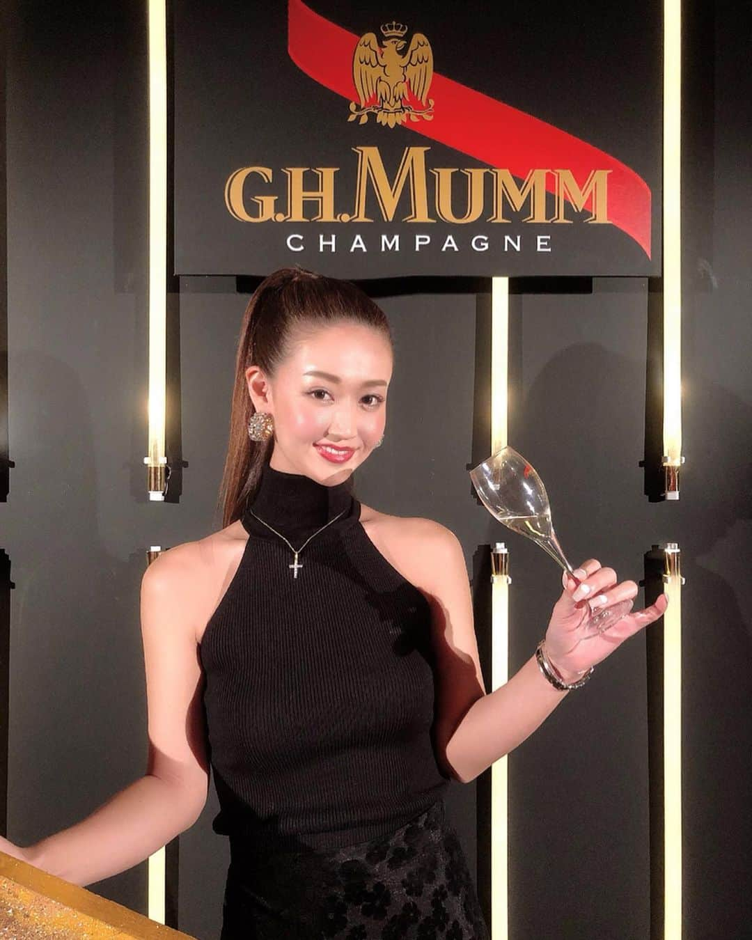 杉田恵李奈さんのインスタグラム写真 - (杉田恵李奈Instagram)「みんなで @ghmumm_jpn のイベントへ行って来ました🥳🍾 ドレスコードは、黒赤金の3色♡ Champagneオンリーのイベントで、仲間でひたすらおシャンペンを飲み続けたよ🤪 小指が立っているのが酔ってる証拠🤘 . . イベントにはウサイン・ボルトも来てたの😍 一緒に写真も撮って貰えたけど仲間の誰一人携帯で撮っていなくて、記者のカメラにだけ撮られるという結果に🥺 ボルト、めちゃカッコ良かったしスタイルがヤバくて膝下がすんごい長かったなぁ😳✨ 何より凄く良い香りがしたので、酔った勢いで『Good smell🥺💕』とお伝えしたら、笑顔でありがとうと言って貰えました。爆笑 . . その後にみんなで行った、ざんまい🍣のお味噌汁と茶碗蒸しが美味しくて身体に沁み渡りました。 ただ @irisnacchi が獺祭のミニボトルを輩みたいに頼みまくってるのを見てドキドキが止まらなかったけど🤣爆笑 とにかく最高だったな♡あぁーー楽しかった🤤❤️ . . #ghmumm#mumm#champagne#煽り隊 #mummgrandcordon#celebration  #シャンパン#おシャンペン#おシャンペンまみれ #シャンペンを小指を立てて飲むのは通常運転だから #シャンペン飲んだ時に生まれる名言に震える #何杯飲んだんだろうシャンペン #また帰りに酔っ払って靴脱ぎ出してトレンディドラマやるところだったよ #獺祭の注文の仕方と飲めよ飲めよの煽り方ハウツー #お酒が抜けなくて興奮して全然寝れないんですけど」11月15日 8時53分 - erina_roppongi