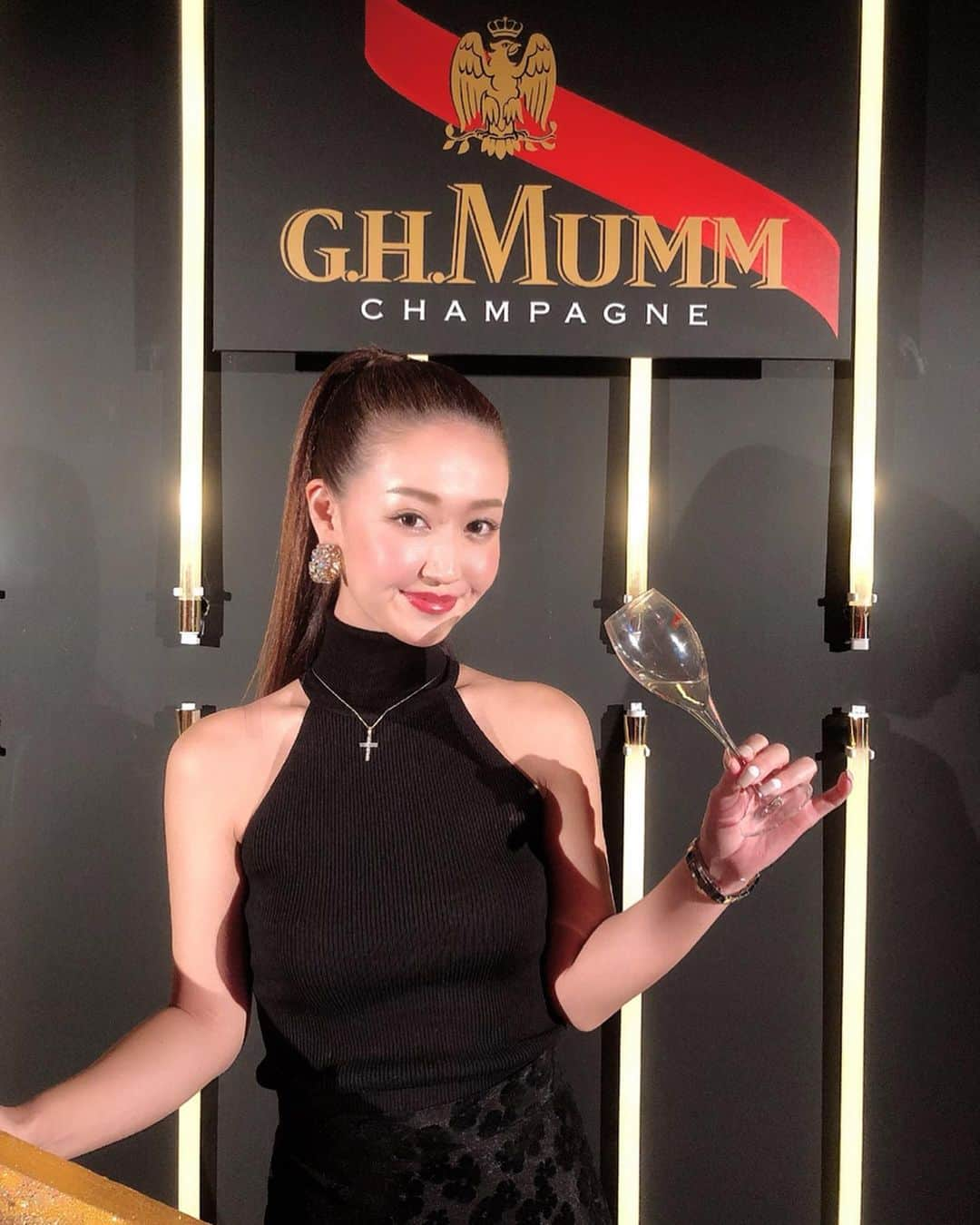 杉田恵李奈さんのインスタグラム写真 - (杉田恵李奈Instagram)「みんなで @ghmumm_jpn のイベントへ行って来ました🥳🍾 ドレスコードは、黒赤金の3色♡ Champagneオンリーのイベントで、仲間でひたすらおシャンペンを飲み続けたよ🤪 小指が立っているのが酔ってる証拠🤘 . . イベントにはウサイン・ボルトも来てたの😍 一緒に写真も撮って貰えたけど仲間の誰一人携帯で撮っていなくて、記者のカメラにだけ撮られるという結果に🥺 ボルト、めちゃカッコ良かったしスタイルがヤバくて膝下がすんごい長かったなぁ😳✨ 何より凄く良い香りがしたので、酔った勢いで『Good smell🥺💕』とお伝えしたら、笑顔でありがとうと言って貰えました。爆笑 . . その後にみんなで行った、ざんまい🍣のお味噌汁と茶碗蒸しが美味しくて身体に沁み渡りました。 ただ @irisnacchi が獺祭のミニボトルを輩みたいに頼みまくってるのを見てドキドキが止まらなかったけど🤣爆笑 とにかく最高だったな♡あぁーー楽しかった🤤❤️ . . #ghmumm#mumm#champagne#煽り隊 #mummgrandcordon#celebration  #シャンパン#おシャンペン#おシャンペンまみれ #シャンペンを小指を立てて飲むのは通常運転だから #シャンペン飲んだ時に生まれる名言に震える #何杯飲んだんだろうシャンペン #また帰りに酔っ払って靴脱ぎ出してトレンディドラマやるところだったよ #獺祭の注文の仕方と飲めよ飲めよの煽り方ハウツー #お酒が抜けなくて興奮して全然寝れないんですけど」11月15日 8時53分 - erina_roppongi