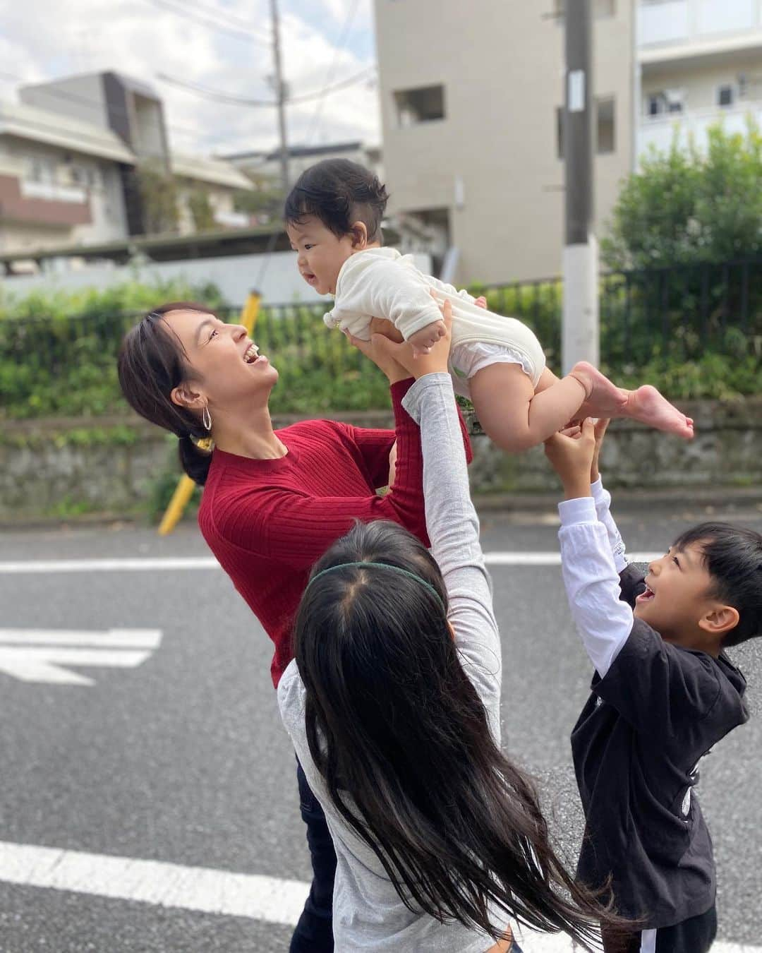 鈴木サチさんのインスタグラム写真 - (鈴木サチInstagram)「昨日 私、無事に誕生日を迎える事が出来ました😌 3人の子供にも恵まれ、元気で健康で、本当に感謝しかないです！ 誕生日当日は、仕事して家事して看病して子育てしてお気に入りのドラマ観て、なーんて事ない日常でしたが、これが本当に一番の幸せ。元気で笑顔で家族と過ごせる日々が一番の誕生日プレゼント。ありがとう。 私と関わってくれている人たちみんなに感謝です✨  #mama #mother #model #family  #kids #baby #3児ママ #ママモデル #birthday #19791114 #20191114 #tokyo #japan」11月15日 8時47分 - sachi_suzuki