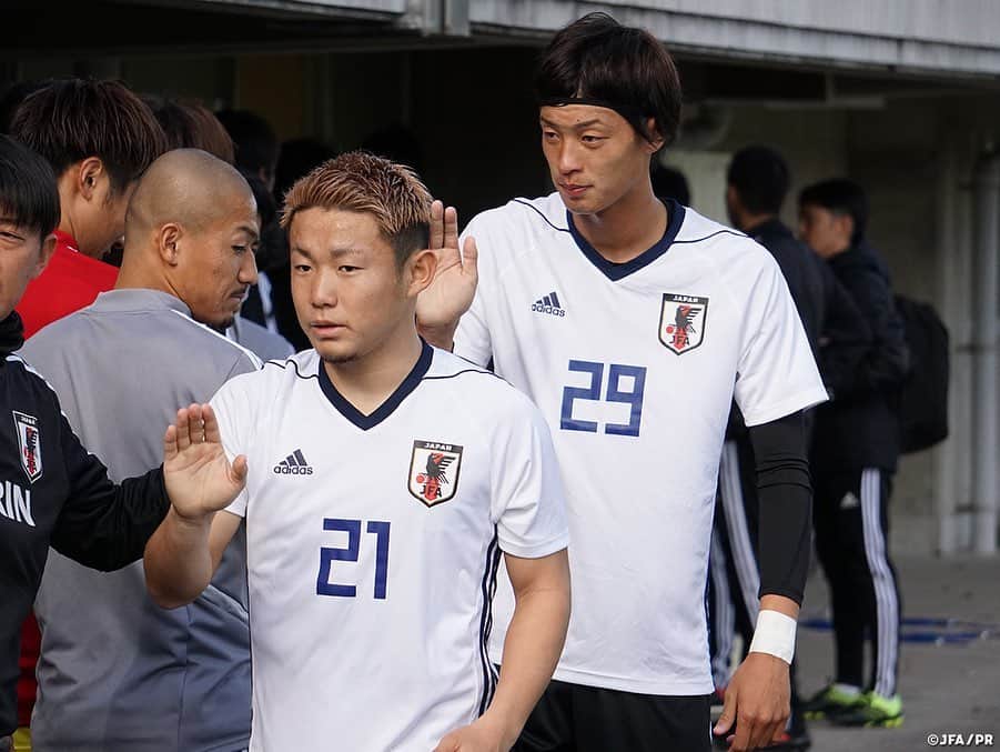 日本サッカー協会さんのインスタグラム写真 - (日本サッカー協会Instagram)「📸#U22日本代表 は11月14日（木）、広島市内でサンフレッチェ広島と練習試合(35分ハーフ)を戦いました。 ・ 前半、U-22日本代表は最終ラインからのビルドアップを意識するものの、サンフレッチェ広島が簡単には思い通りにさせてくれません。一進一退の攻防が続き、お互い得点を奪えないまま前半を終えます。 ・ 🏆キリンチャレンジカップ2019 🇯🇵U-22日本代表 vs U-22コロンビア🇨🇴 📅11/17(日) 12:50KO/10:20開場 📍エディオンスタジアム広島 フジテレビ系列にて全国生中継（一部地域除く） 👉大会情報はJFA.jpへ ・ ℹ️多くのお客様の来場が見込まれるため、開場時間を「10:20(予定)」に変更しました。ご来場の際は、公共交通機関のご利用をお願いします。 ・ #jfa #daihyo #キリチャレの日」11月15日 8時48分 - japanfootballassociation