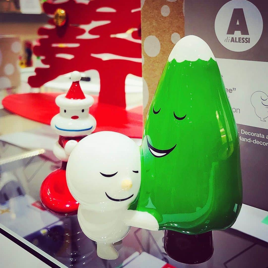 Omotecho Style Storeさんのインスタグラム写真 - (Omotecho Style StoreInstagram)「📷③ (あ！！！) 🎅🏼🎄🎂🍷🎁⛄️🎉 【ALESSI】<The hug tree> ￥4,500(税抜) ※表町スタイルストアはキャッシュレス5%還元対象店舗です。  #alessi #アレッシィ #🇮🇹 #フィギュア #christmas  #雪だるま #クリスマスツリー #楽しみ #サンタ #love #cute #okayama  #セレクトショップ #omotechostylestore」11月15日 8時50分 - omotechostylestore