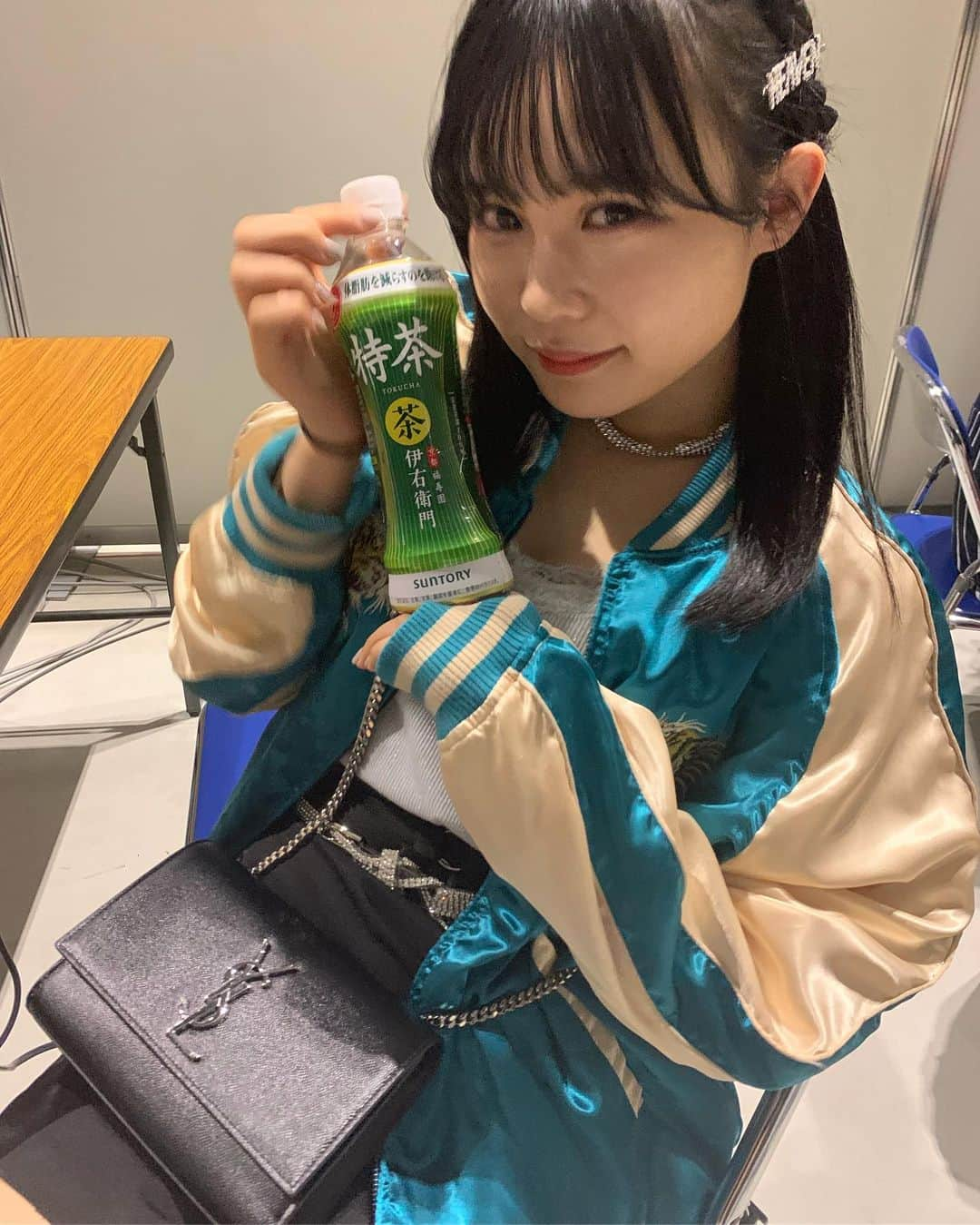 村川緋杏さんのインスタグラム写真 - (村川緋杏Instagram)「みんなで飲もう #特茶 . #ヘアピン #HEAVEN #SPINNS @spinns_official . #ショルダーバッグ  #ysl #サンローラン @ysl #最強可愛いお洋服」11月15日 8時51分 - murakawabibiann