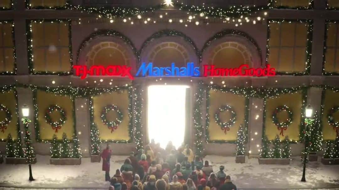 のインスタグラム：「There’s lots to sing about when you do your holiday shopping at HomeGoods this season #SpendLessGiftBetter @zacharylevi」