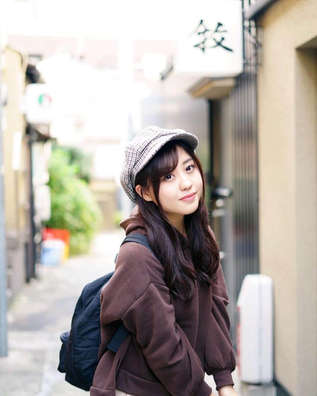 河村友歌のインスタグラム：「神楽坂散歩〜🍂 いや〜秋ですな〜！ 神楽坂でこの前行ったなんていうお店か忘れたイタリアンが美味しかった！てか神楽坂って美味しそうでおしゃれで良い感じの雰囲気のお店多過ぎて全部制覇したい！！！(多分10年かかるし予算も莫大) 茶色いパーカーはしまむらで1000円でした安い！！！ #神楽坂#秋#秋コーデ#東京#東京観光#しまむら#しまむらコーデ」