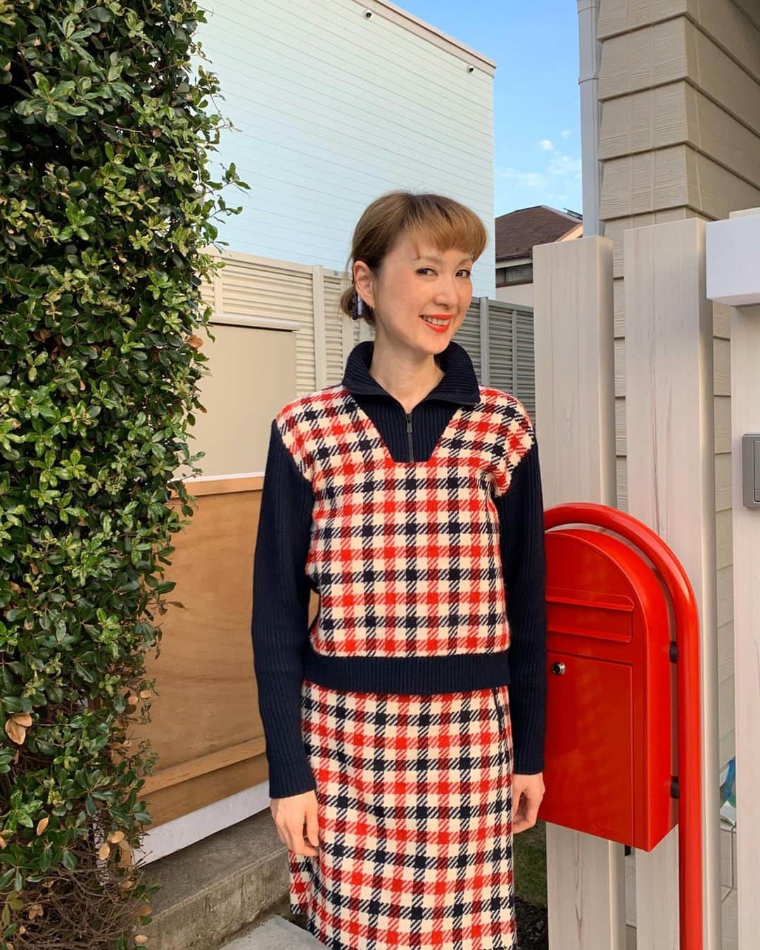 SHOKOさんのインスタグラム写真 - (SHOKOInstagram)「#agnesb new shop in Shibuya! 🇫🇷 ﻿﻿明日11/16(土)、渋谷の明治通りに #アニエスベー の新店舗がオープン！先ほど一足早く内覧会に行ってきました。 . 3フロアからなるショップには、コレクションのほかTシャツなど渋谷らしくストリートを感じるアイテムが並び、最上階には素敵なテラス席のあるパリのようなカフェも併設していて、ついつい長居してしまいそう🌿焼き立てのアップルパイ、美味しかったです。カフェではアニエスのポリシーで、地球環境を考えて、キッチンでもナプキンやゴム手袋も使用しないのだそう。カフェでは個人的に、ゴダール監督の「男性・女性」のオリジナルポスターが飾られていたことにも注目！ . 私が10代の時(90年代！)には、渋谷にシンボルのようにあったアニエスベーのショップ。公園通りの上の店舗や、東急本店やクロワゼにもよく通っていたので、渋谷にアニエスベーがあるなんて懐かしくてワクワクします✨明治通りのNEWショップは、これから渋谷に新しい文化を作っていくシンボルのひとつになると期待して…！ . 今日は、赤と青の格子のニットのセットアップを着て行きました(写真9枚目)。この秋のお気に入り。 #agnesbshibuya」11月15日 14時46分 - shoko_london