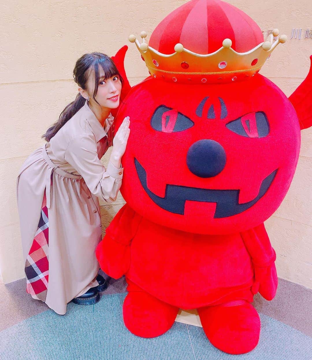 根岸愛のインスタグラム：「11月19日(火)25:00〜 テレビ東京「激！今夜もドル箱」 なちゅと出演いたします🥳 キングヤバイラーくん2ショ😚 #RAKUEN #激今夜もドル箱 #楽園 #パチンコ #テレビ東京 #ゆるキャラ #キングヤバイラー」