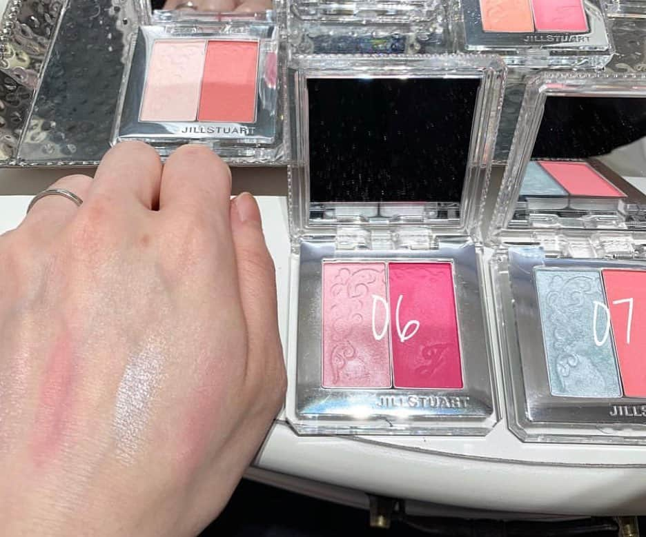 Jill Stuart Cosmetics Japanさんのインスタグラム写真 - (Jill Stuart Cosmetics JapanInstagram)「Blend blush blossom IDR 798.000 . Ready stock 01 blooming bud Bright pink the color of flowers in bloom 02 sugary lollipop Sweet pink red like a lollipop 03 happy sunny Bright orange pink of a happy mood on a sunny day 04 good afternoon Pure pink like a pleasant moment in the afternoon ※Main color 05 new romantic Beige pink like the feeling of a new encounter ★06 blissful time Lavender pink of a lovely moment in the spring ★07 hello spring Overflowing blue pink that beckons spring . *All foggy colors are non-pearl ★Limited-edition color . Two cheek makeup colors containing spring pink in a single compact. Blends perfectly in your cheeks with a soft fit and a light blushing color. Lustrous glow colors and sheer matte colors can be mixed to produce any number of texture combinations . . #jualjillstuart#jualjillstuartmakeup#jualkuasmakeup#tokobatam#batamtoko#muabatam#batamolshop#olshopbatam#batam#tokokosmetik#jualbrush#jualsigma#jualan#jualanku#jualsephora#jualchanel#jualladuree#jualkosmetikbatam#jualeyeliner#jualmascara#juallipstick#jualmurah#jualankaka#makeupartistbatam#jualmakeup#jualkosmetikori#jualetude#jualladureekosmetik#jualkosmetikjepang#jillstuart」11月15日 14時49分 - jillstuart.beauty