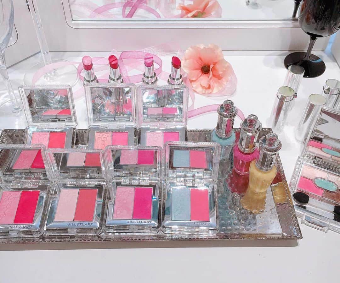 Jill Stuart Cosmetics Japanさんのインスタグラム写真 - (Jill Stuart Cosmetics JapanInstagram)「Blend blush blossom IDR 798.000 . Ready stock 01 blooming bud Bright pink the color of flowers in bloom 02 sugary lollipop Sweet pink red like a lollipop 03 happy sunny Bright orange pink of a happy mood on a sunny day 04 good afternoon Pure pink like a pleasant moment in the afternoon ※Main color 05 new romantic Beige pink like the feeling of a new encounter ★06 blissful time Lavender pink of a lovely moment in the spring ★07 hello spring Overflowing blue pink that beckons spring . *All foggy colors are non-pearl ★Limited-edition color . Two cheek makeup colors containing spring pink in a single compact. Blends perfectly in your cheeks with a soft fit and a light blushing color. Lustrous glow colors and sheer matte colors can be mixed to produce any number of texture combinations . . #jualjillstuart#jualjillstuartmakeup#jualkuasmakeup#tokobatam#batamtoko#muabatam#batamolshop#olshopbatam#batam#tokokosmetik#jualbrush#jualsigma#jualan#jualanku#jualsephora#jualchanel#jualladuree#jualkosmetikbatam#jualeyeliner#jualmascara#juallipstick#jualmurah#jualankaka#makeupartistbatam#jualmakeup#jualkosmetikori#jualetude#jualladureekosmetik#jualkosmetikjepang#jillstuart」11月15日 14時49分 - jillstuart.beauty