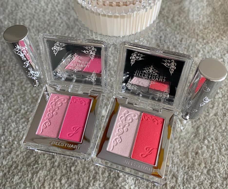 Jill Stuart Cosmetics Japanのインスタグラム：「Blend blush blossom IDR 798.000 . Ready stock 01 blooming bud Bright pink the color of flowers in bloom 02 sugary lollipop Sweet pink red like a lollipop 03 happy sunny Bright orange pink of a happy mood on a sunny day 04 good afternoon Pure pink like a pleasant moment in the afternoon ※Main color 05 new romantic Beige pink like the feeling of a new encounter ★06 blissful time Lavender pink of a lovely moment in the spring ★07 hello spring Overflowing blue pink that beckons spring . *All foggy colors are non-pearl ★Limited-edition color . Two cheek makeup colors containing spring pink in a single compact. Blends perfectly in your cheeks with a soft fit and a light blushing color. Lustrous glow colors and sheer matte colors can be mixed to produce any number of texture combinations . . #jualjillstuart#jualjillstuartmakeup#jualkuasmakeup#tokobatam#batamtoko#muabatam#batamolshop#olshopbatam#batam#tokokosmetik#jualbrush#jualsigma#jualan#jualanku#jualsephora#jualchanel#jualladuree#jualkosmetikbatam#jualeyeliner#jualmascara#juallipstick#jualmurah#jualankaka#makeupartistbatam#jualmakeup#jualkosmetikori#jualetude#jualladureekosmetik#jualkosmetikjepang#jillstuart」