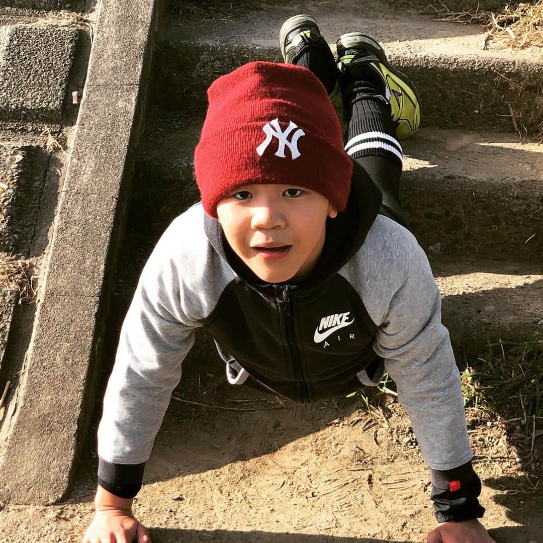 永田裕志さんのインスタグラム写真 - (永田裕志Instagram)「おはようございますゼァ。今朝は久しぶりに息子と朝練習しました。まだ息子のスピードについていくのは難しいですが、自分の足でしっかり走れるようになった事への喜びが大きいです。一歩一歩前へ向かって、永田裕志51歳今日も頑張りますゼァ。」11月15日 9時28分 - yuji_nagata