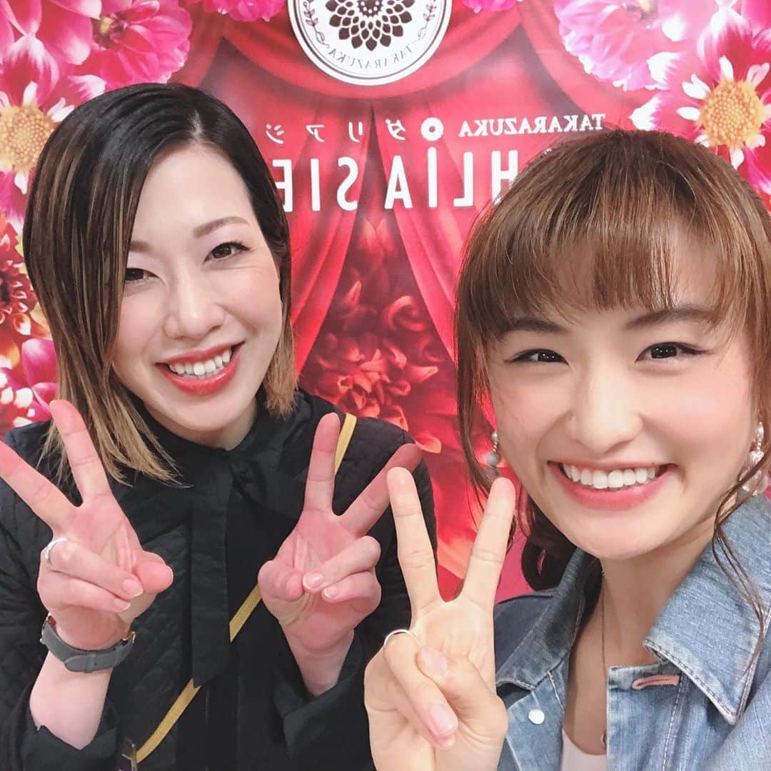 紗那ゆずはさんのインスタグラム写真 - (紗那ゆずはInstagram)「＊ 大変遅くなってしまいましたが… タカラジェンヌOGマルシェ、１週間の催事が終了しました！ 沢山の上級生の方々、お客様に支えられまして、無事に終えることが出来たのだと思います。 なによりも、梓さん。そして、猫さんにはダリアジェンヌ販売では沢山助けていただきました。 央雅さんにもお隣で、私がテンパっていると、あの落ち着いた声で「大丈夫かい？」などと声をかけて下さり、沢山癒されました。 白鳥さんとも実は古巣は同じ月組とはいえ、舞台ではご一緒させていただいたことがなかったので…憧れの方が目の前にいらっしゃるというだけでもドキドキですのに、お写真撮ってくださったり、沢山気に掛けて頂きまして…いつかあんな素敵な大人の女性になりたい…🤔 書き始めたら止まらない…😭 他にも沢山沢山書きたいけれど…ここまでにしておきます💦💦 本当に本当にありがとうございましたっ😊 . 歯が痛くなってきました… 歯医者さんへ行かねば…😱😱😱」11月15日 9時26分 - mitsuko_0318