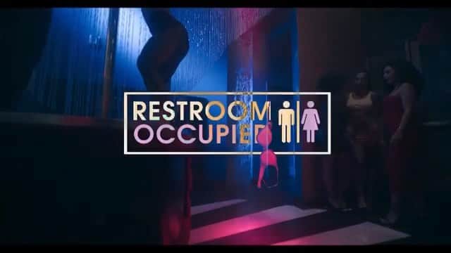 ユリサのインスタグラム：「"Restroom Occupied"  @yellabeezy214 @chrisbrownofficial Official music video is out🎉🔥🔥 Find me in the video😛 ウォーリーを探せ的な感覚で探したら20回ぐらい出てくるよ🌈笑 音楽が止まって、大好きなコメディアンの @michaelblackson が出てきて"俺の女に手を出すな！頼む、やめてくれ"って言ってるシーンがクリスブラウンと顔大接近のシーンで、何かユリサに言われてるともとれるストーリー展開になってて嬉しかったな♥️笑 (正確には俺の女たちって言ってるけどね👯‍♀️) #restroomoccupied #musicvideo  Casting by @dlsquared #NewEdgeAgency」