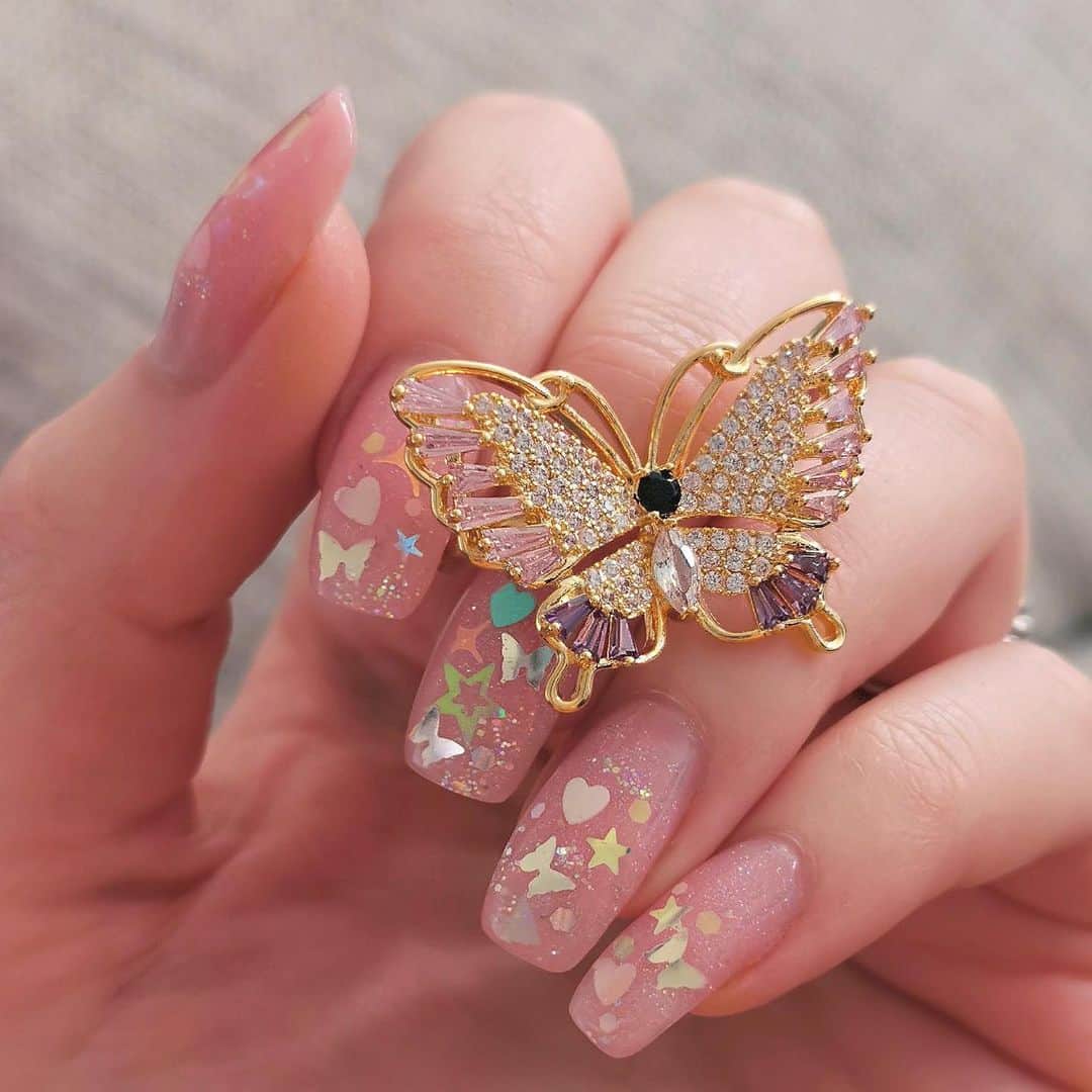 Shannonのインスタグラム：「Why am I so in 💖 with butterflies lately 🦋 new nails! I’m obsessed with the sparkles」