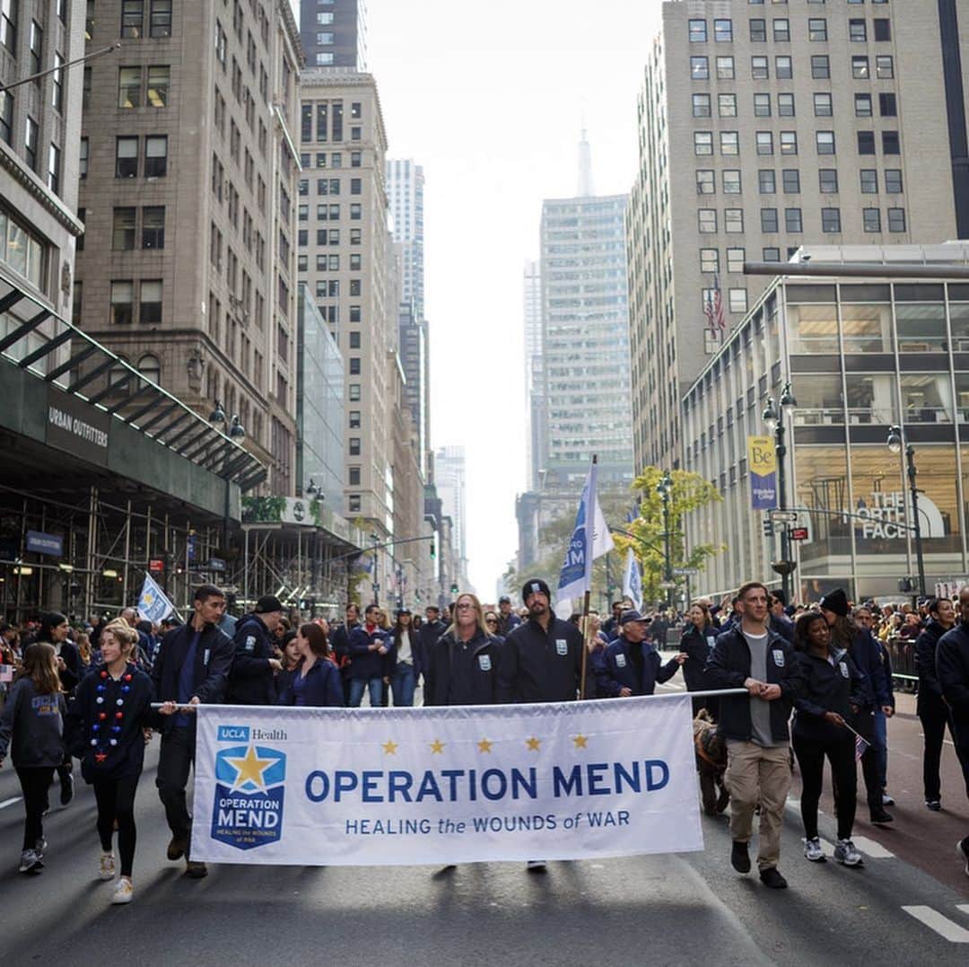 クラーク・グレッグのインスタグラム：「#VeteransDay is over but I can’t stop thinking about the incredible people of @operationmend who bring veterans from across the country cutting edge, life-saving care. Get to know them and help if you can. Thank you. (Link in bio)」