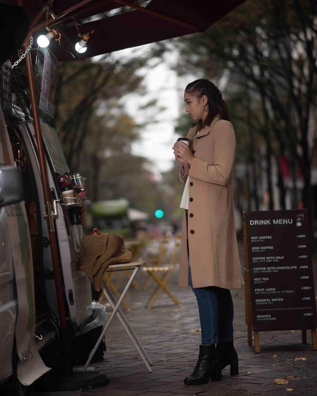 ベネット・マヤのインスタグラム：「Autumn shows us how beautiful it is to let things fall 🍁 . . . #紅葉 #fallfashion #fashionphotography #coat #アスリートモデル #loveyourself #coffee #styleinspo」
