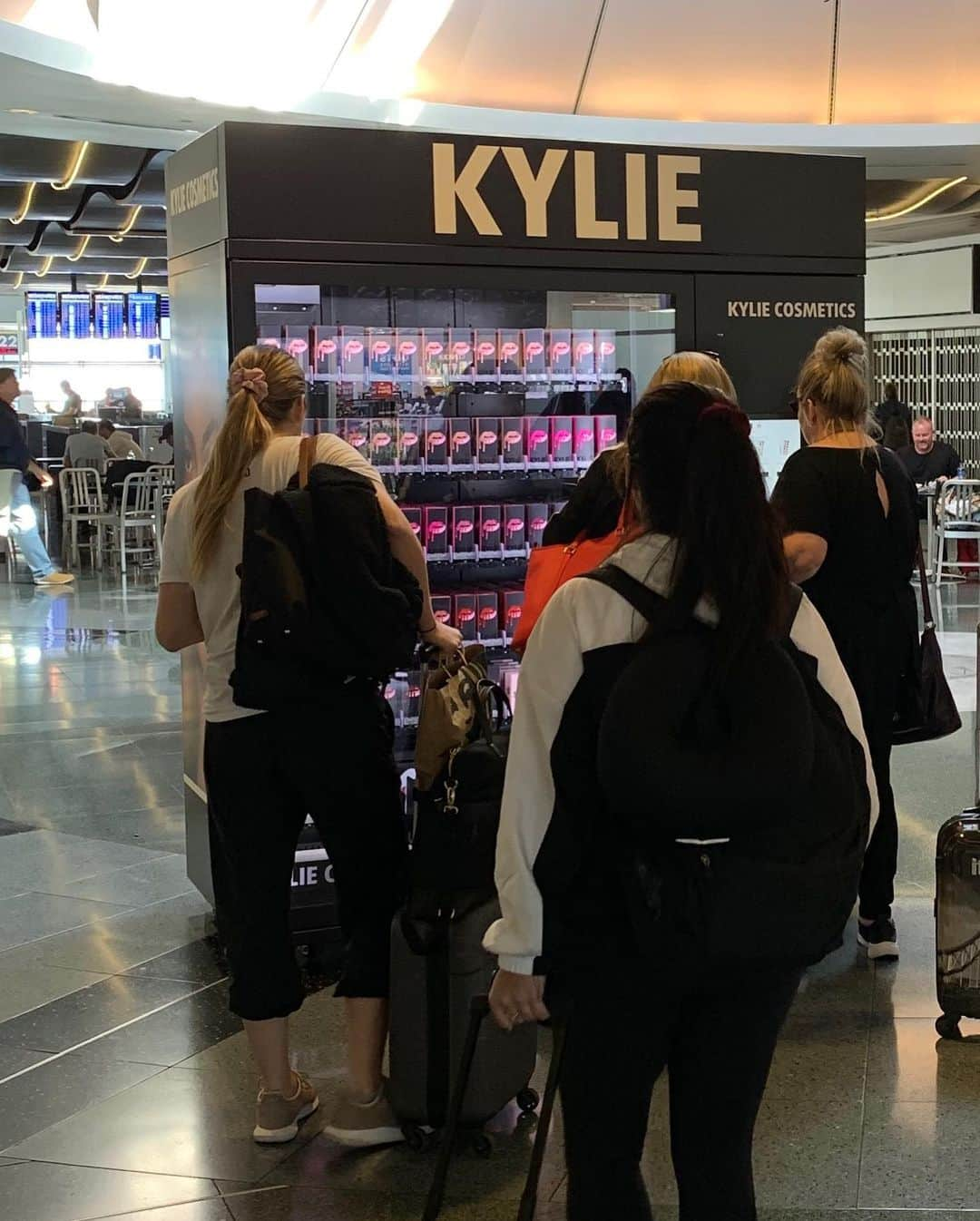 クリス・ジェンナーさんのインスタグラム写真 - (クリス・ジェンナーInstagram)「This is so exciting!!! @kyliecosmetics first ever vending machines in Las Vegas airport!!! #proudmama #Repost @kyliejenner ・・・ this makes me so happy 🥰 I just launched my first ever @kyliecosmetics vending machines at McCarren International Airport in Las Vegas!! We are in Terminal D by gate D17 and International Terminal E by gate E9! ❤️❤️ #KylieCosmetics」11月15日 9時53分 - krisjenner