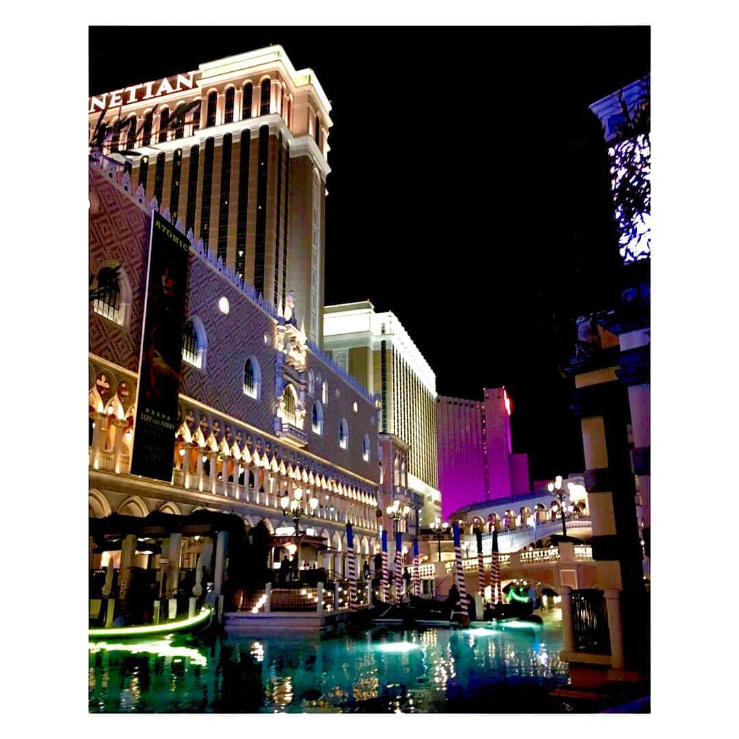 藤原ゆかのインスタグラム：「ラスベガスに来ています🇺🇸ウソみたいな景色。すべてが遊園地のよう。人も街も自由だ〜」