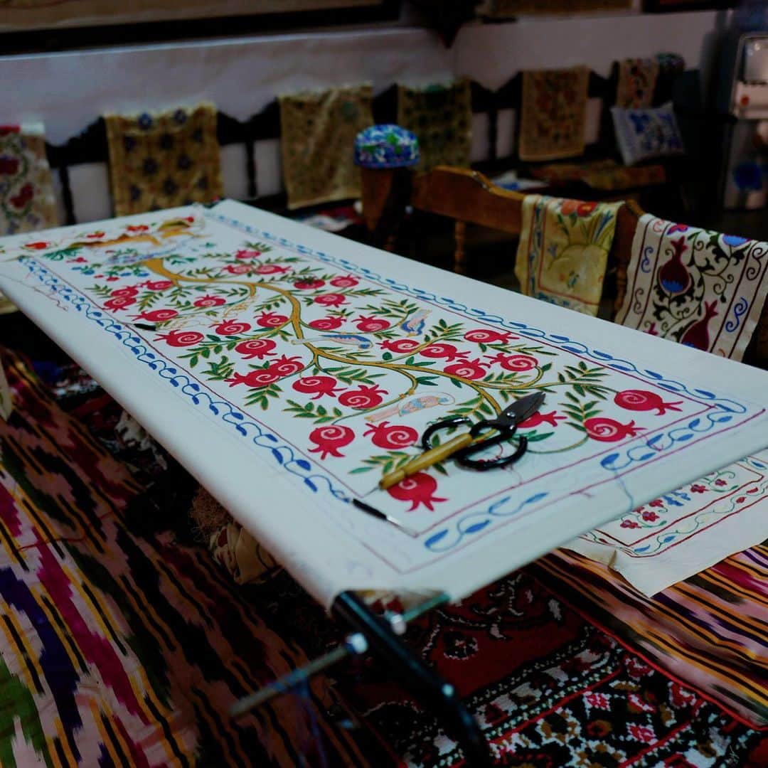 藤崎奈々子さんのインスタグラム写真 - (藤崎奈々子Instagram)「ウズベキスタン名物 スザニ(手刺繍)のお店へ ・ @yamanaon ちゃんのお洋服とスザニの色が合っていて可愛い😍 ・ こんなに大きな作品は どのくらいの期間で完成するんだろ？ 手刺繍なので、味があります💕 ・ このお店では スザニ用のシルクの糸を染めてる材料や繭玉もありました ・ #ウズベキスタン  #ブハラ #スザニ #刺繍 #視察 #女子旅 #カメラ女子 #ライカ #ライカq  #leica #leicaq」11月15日 9時52分 - nanakofujisaki