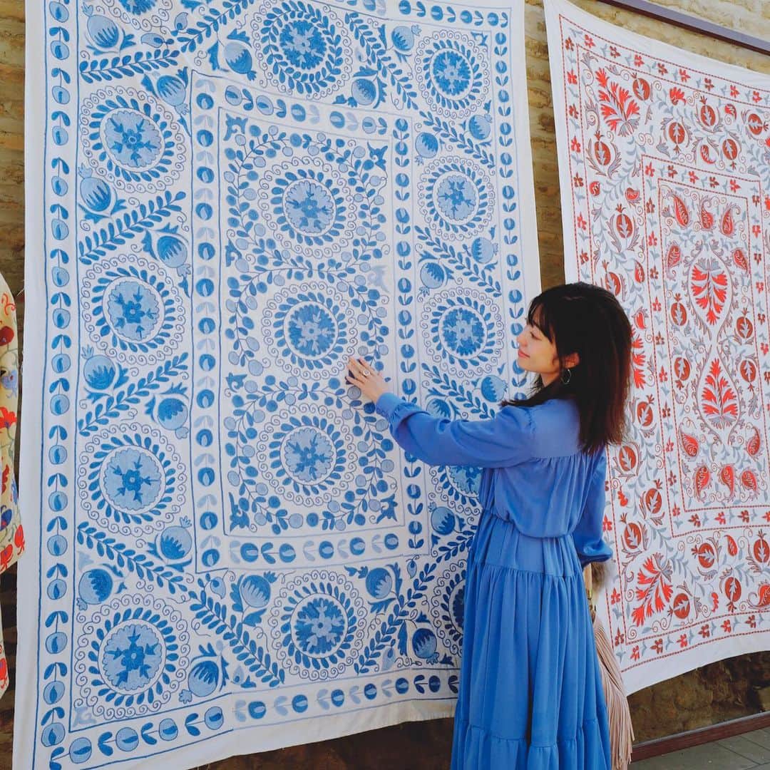 藤崎奈々子さんのインスタグラム写真 - (藤崎奈々子Instagram)「ウズベキスタン名物 スザニ(手刺繍)のお店へ ・ @yamanaon ちゃんのお洋服とスザニの色が合っていて可愛い😍 ・ こんなに大きな作品は どのくらいの期間で完成するんだろ？ 手刺繍なので、味があります💕 ・ このお店では スザニ用のシルクの糸を染めてる材料や繭玉もありました ・ #ウズベキスタン  #ブハラ #スザニ #刺繍 #視察 #女子旅 #カメラ女子 #ライカ #ライカq  #leica #leicaq」11月15日 9時52分 - nanakofujisaki