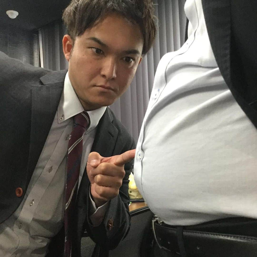 OABアナウンサーさんのインスタグラム写真 - (OABアナウンサーInstagram)「今日の「じもっと!OITA」では、 【小児肥満】について 特集でお伝えします。  ここ10年、全国的に 子どもの肥満傾向が 高い数値で推移しているそうで、 これは世界的な 社会問題となっています。  番組内では、大分県の対策とともに 家庭での心掛けなども紹介します。  きょう夕方6時15分からです。 お子さんがいる家庭であれば、 親子で見てもらえると嬉しいです。 ※写真は、社内の先輩のお腹、、、。 幼少期の肥満傾向は 大人になっても改善されない ケースが多いそうです、、、。 #OAB  #大分朝日放送  #じもっと #小児  #肥満  #生活習慣病 #食生活  #運動習慣」11月15日 9時55分 - oab_ana